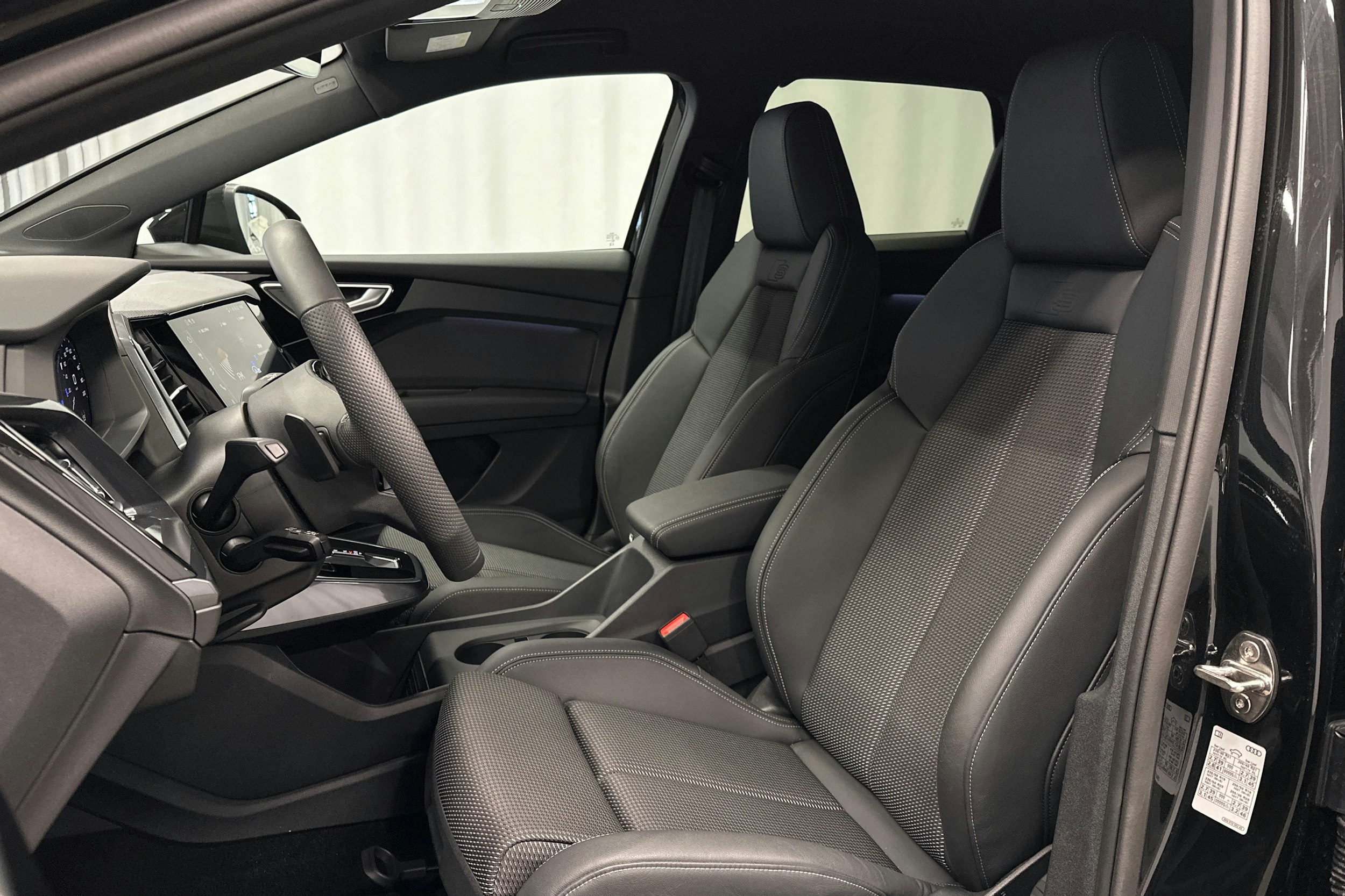 musta Audi Q4 e-tron 2025 kuva 17.
