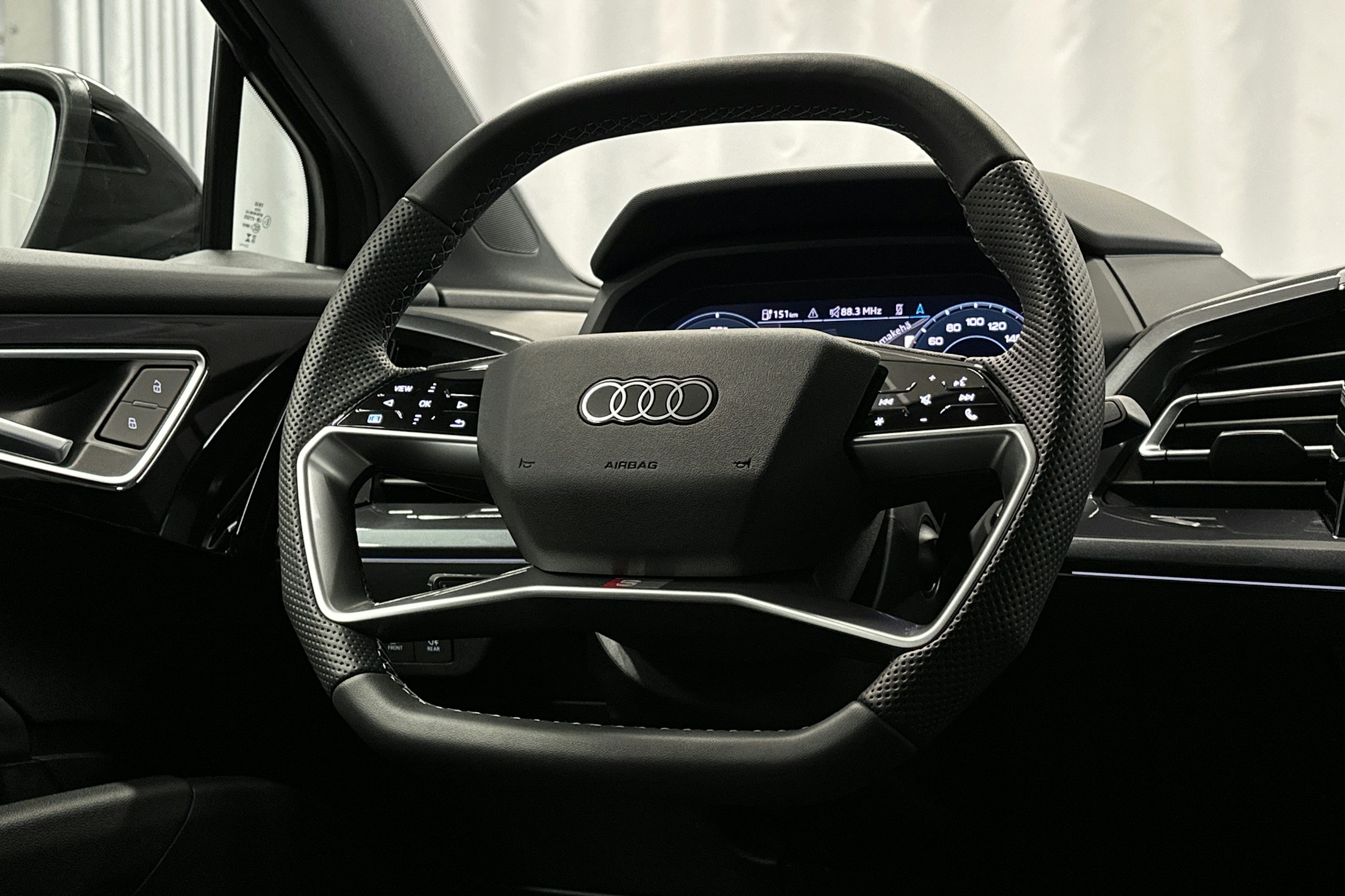 musta Audi Q4 e-tron 2025 kuva 18.