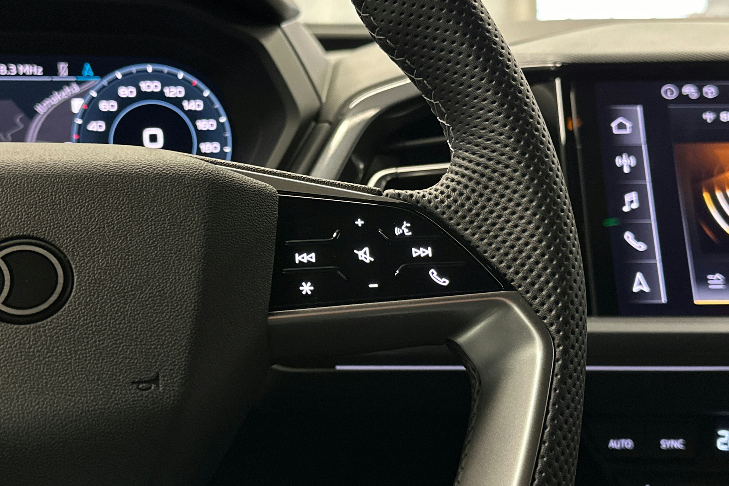 musta Audi Q4 e-tron 2025 kuva 20.