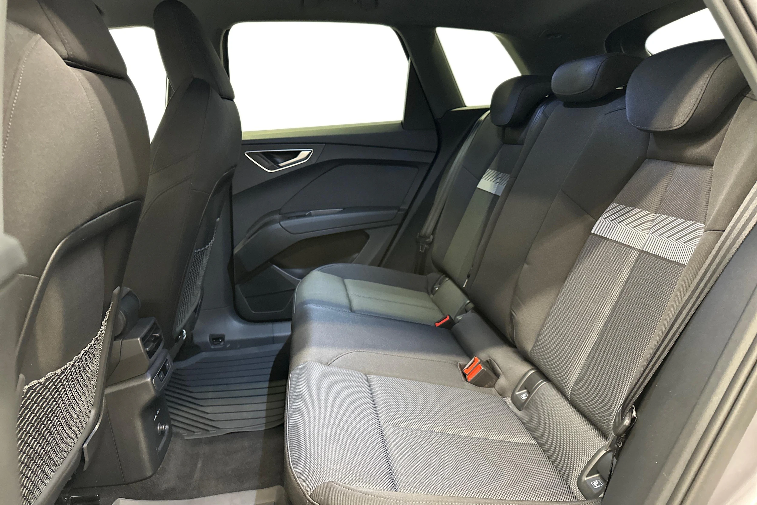 harmaa Audi Q4 e-tron 2025 kuva 8.