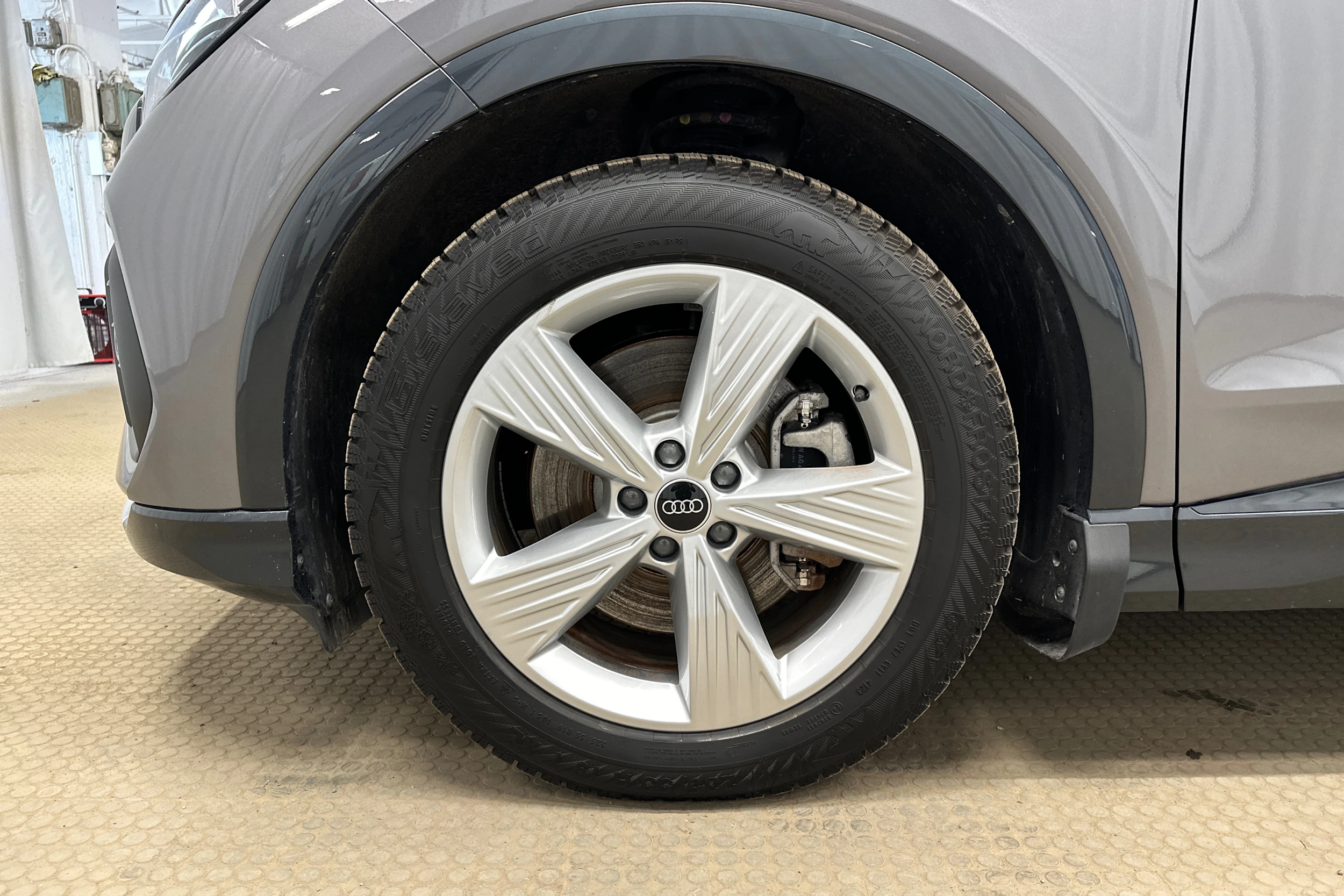 harmaa Audi Q4 e-tron 2025 kuva 10.