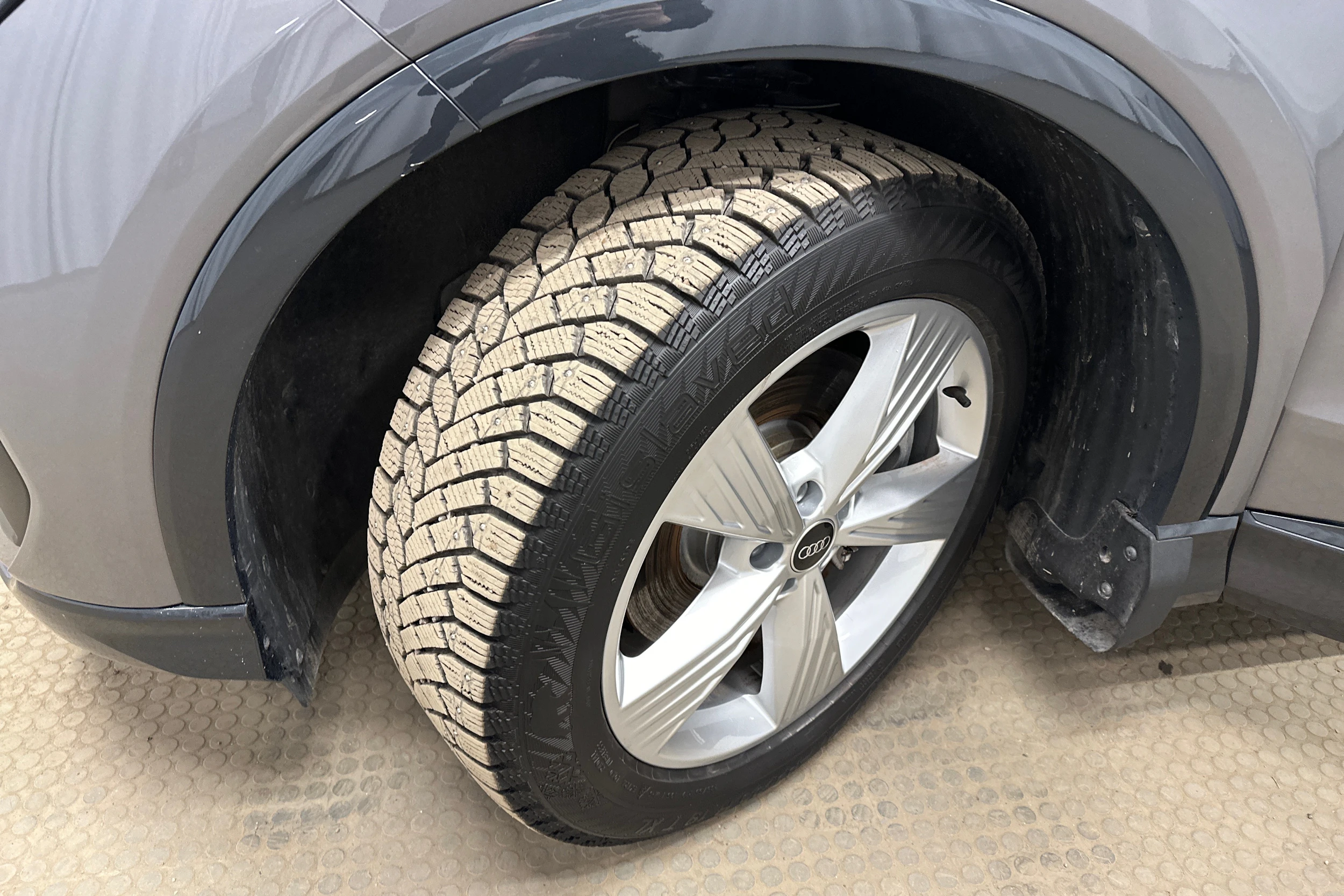 harmaa Audi Q4 e-tron 2025 kuva 11.