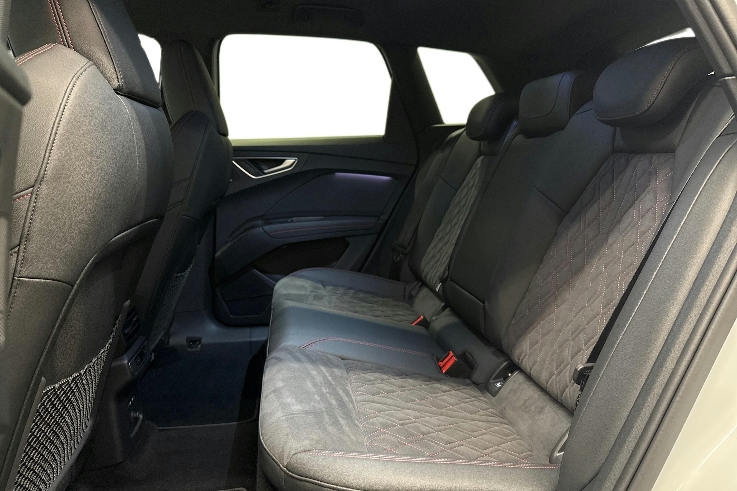 valkoinen Audi Q4 e-tron 2025 kuva 10.