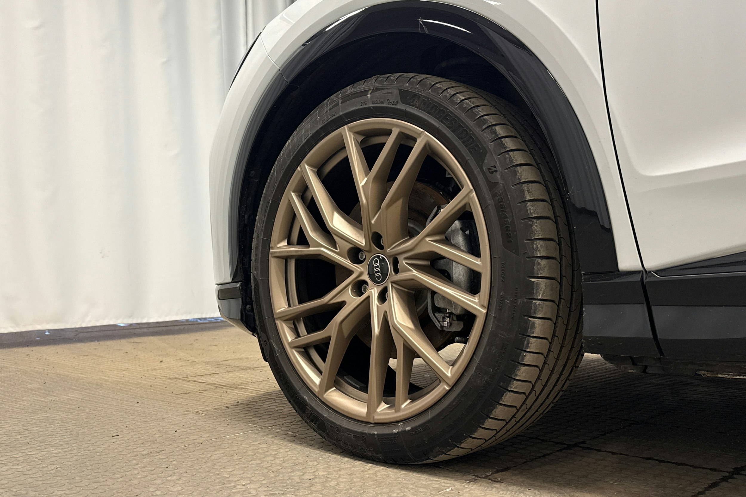 valkoinen Audi Q4 e-tron 2025 kuva 12.