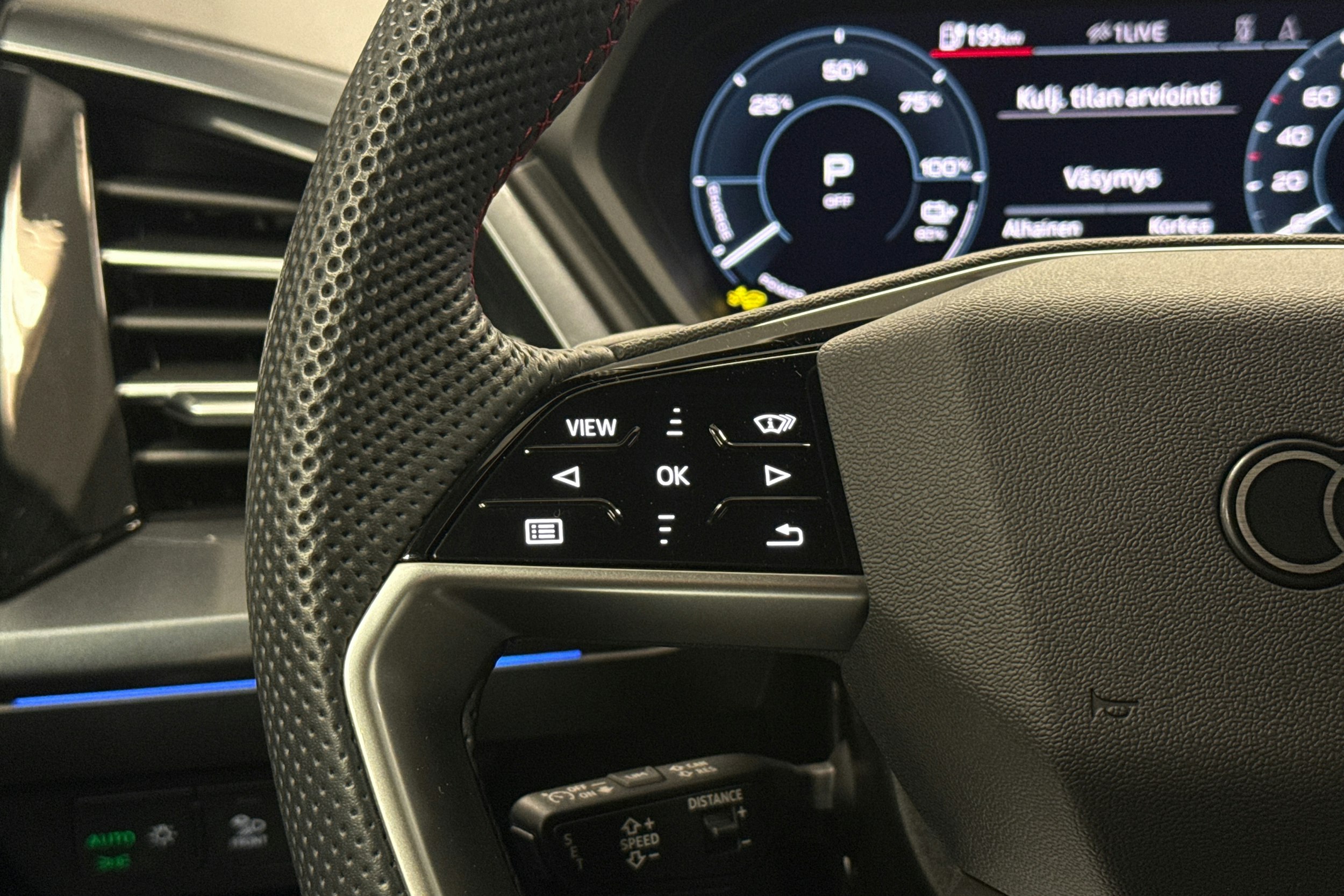 valkoinen Audi Q4 e-tron 2025 kuva 15.