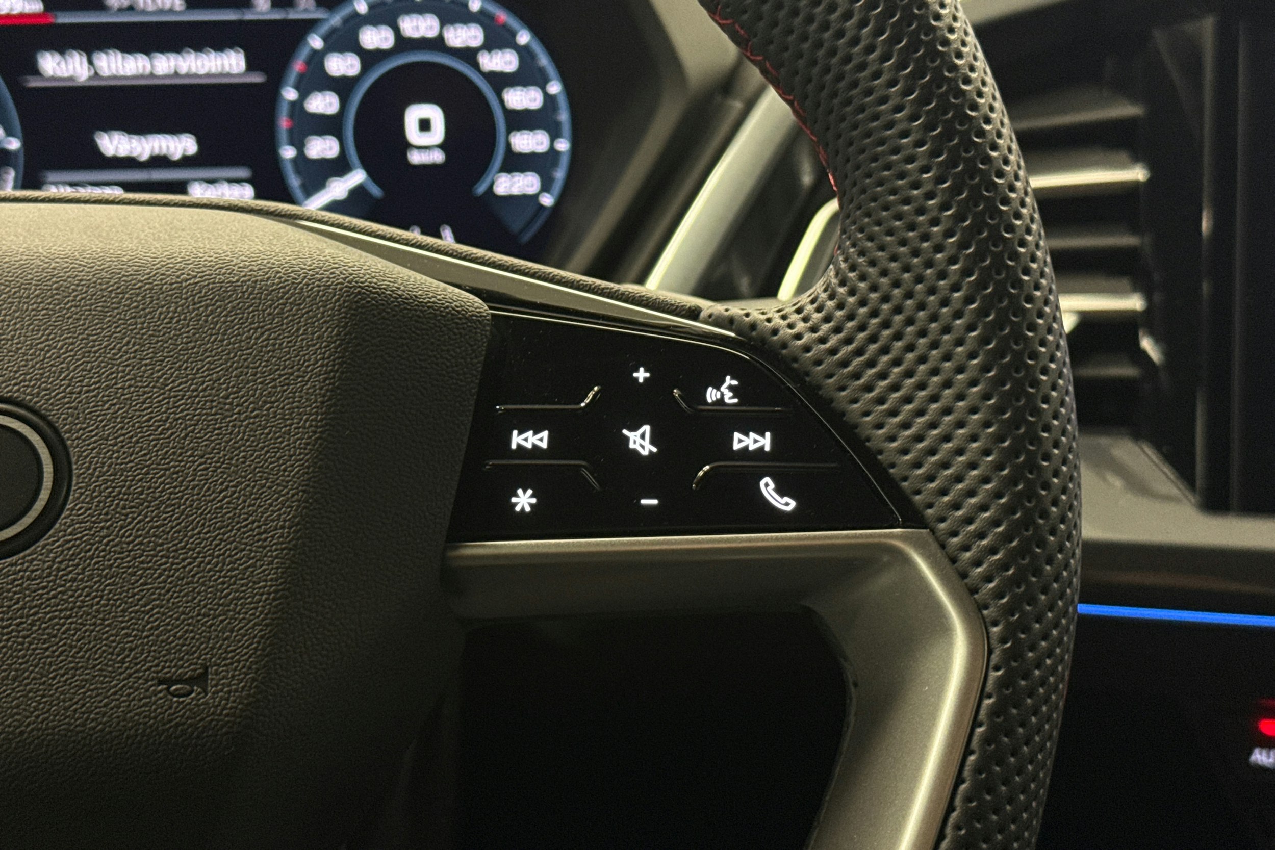 valkoinen Audi Q4 e-tron 2025 kuva 16.