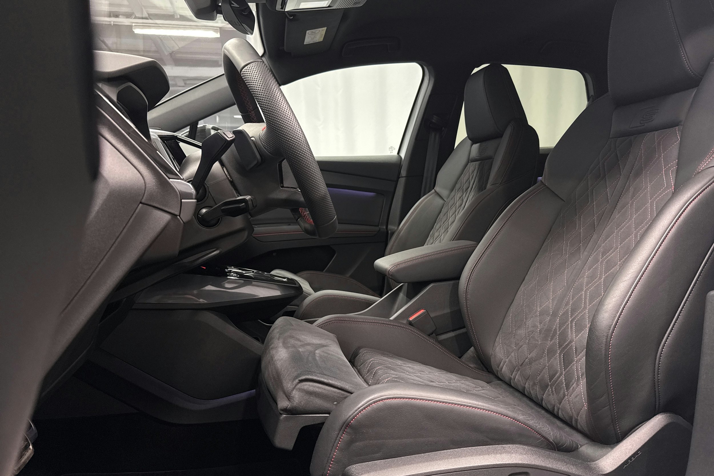 valkoinen Audi Q4 e-tron 2025 kuva 27.