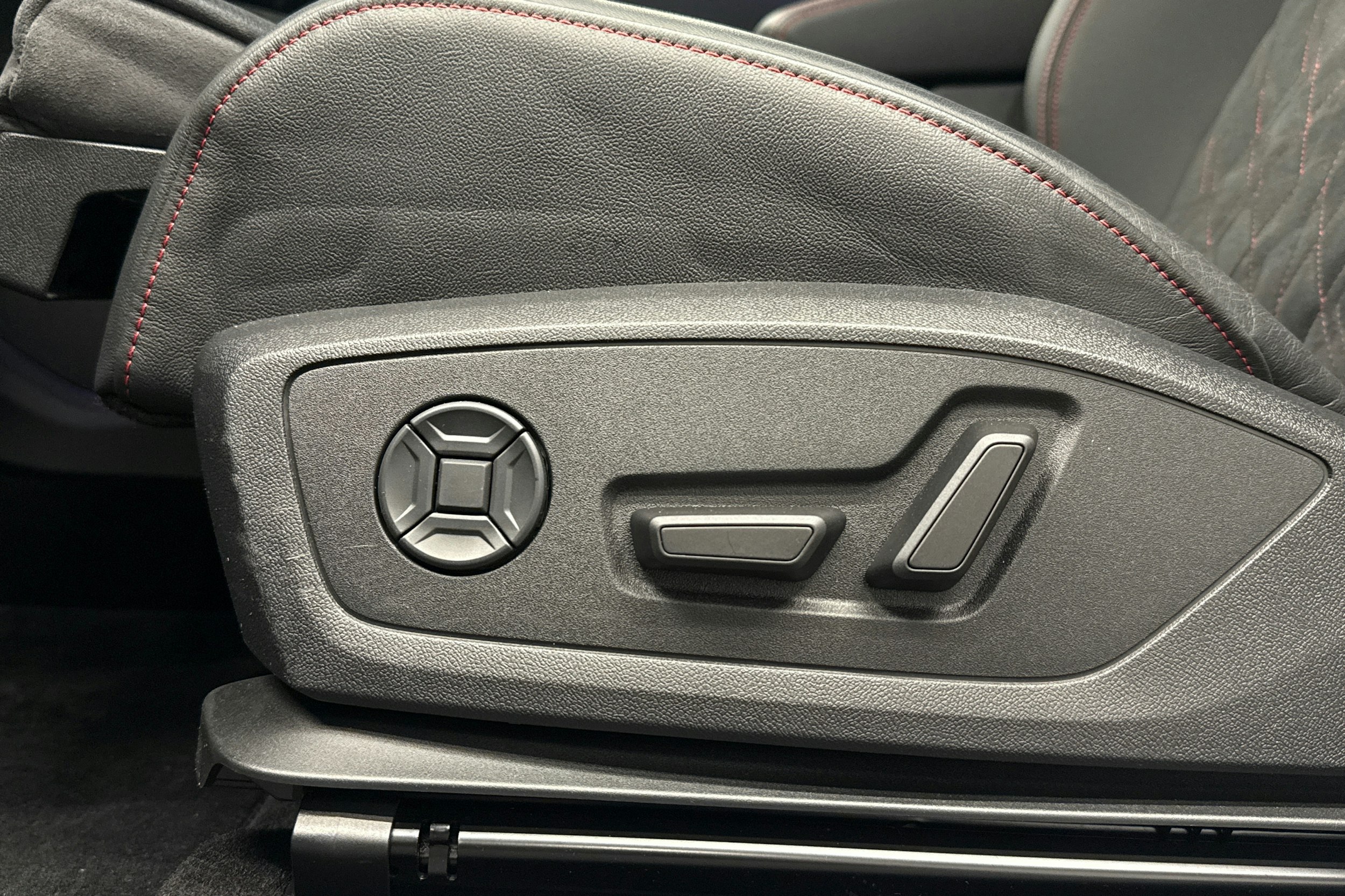 valkoinen Audi Q4 e-tron 2025 kuva 28.