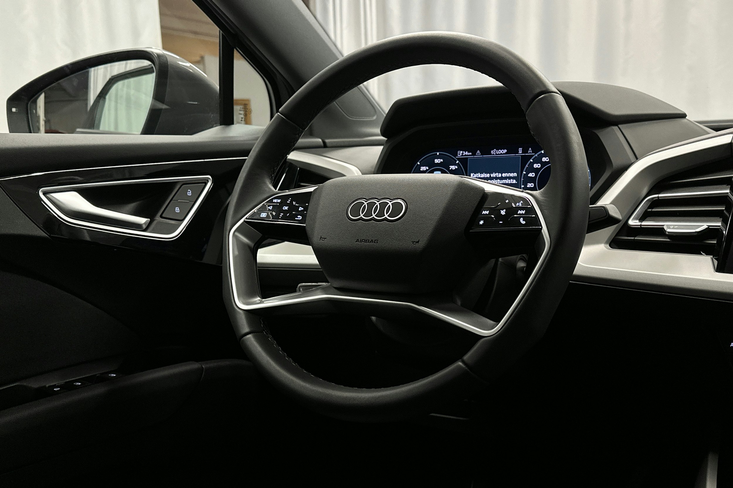 harmaa Audi Q4 e-tron 2025 kuva 17.