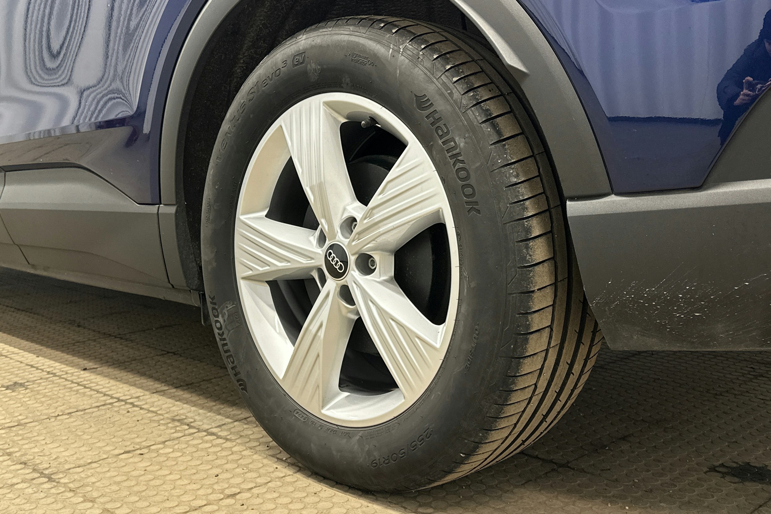 sininen Audi Q4 e-tron 2025 kuva 13.