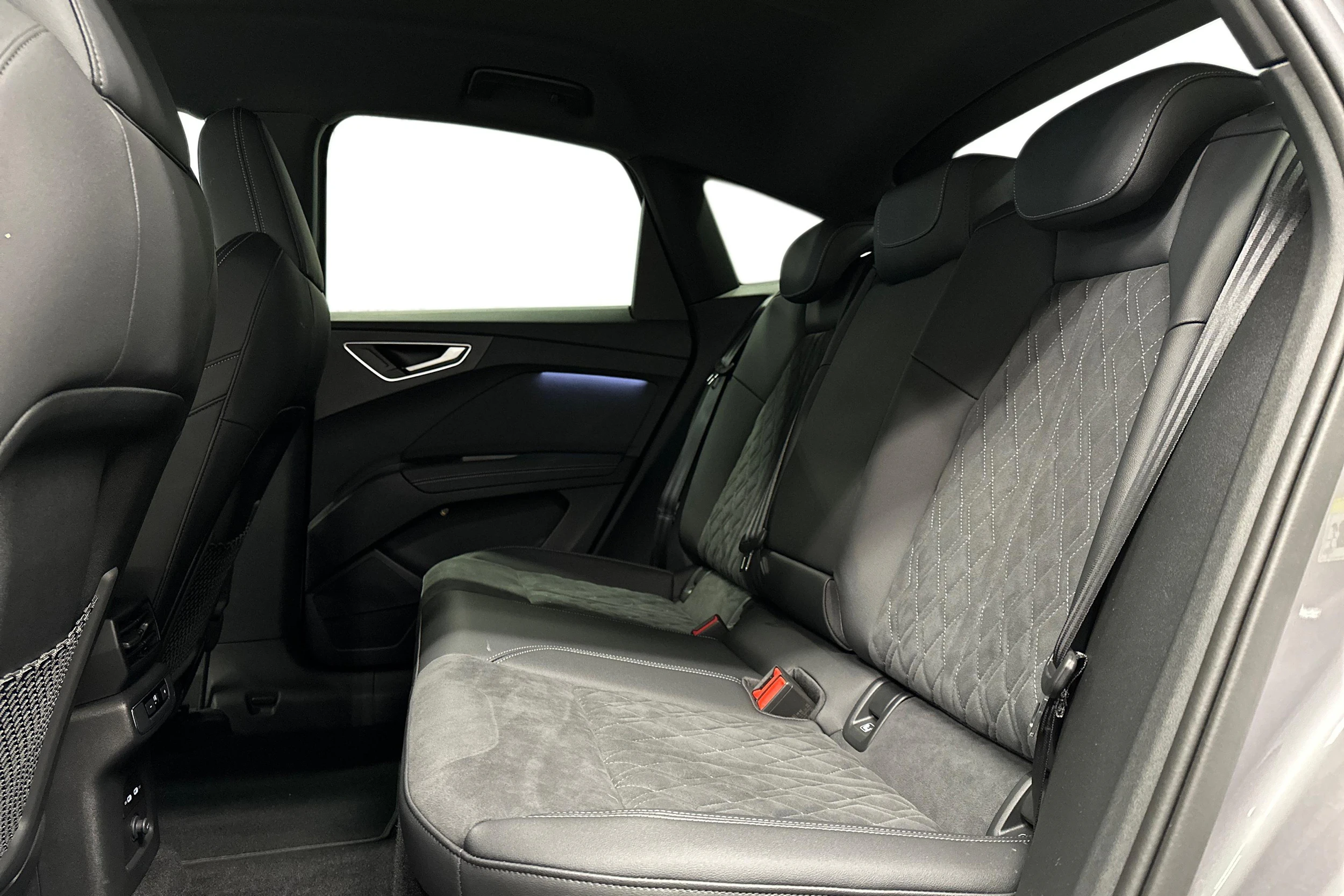harmaa Audi Q4 e-tron 2026 kuva 8.