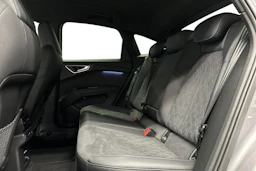 harmaa Audi Q4 e-tron 2026 kuva 8.