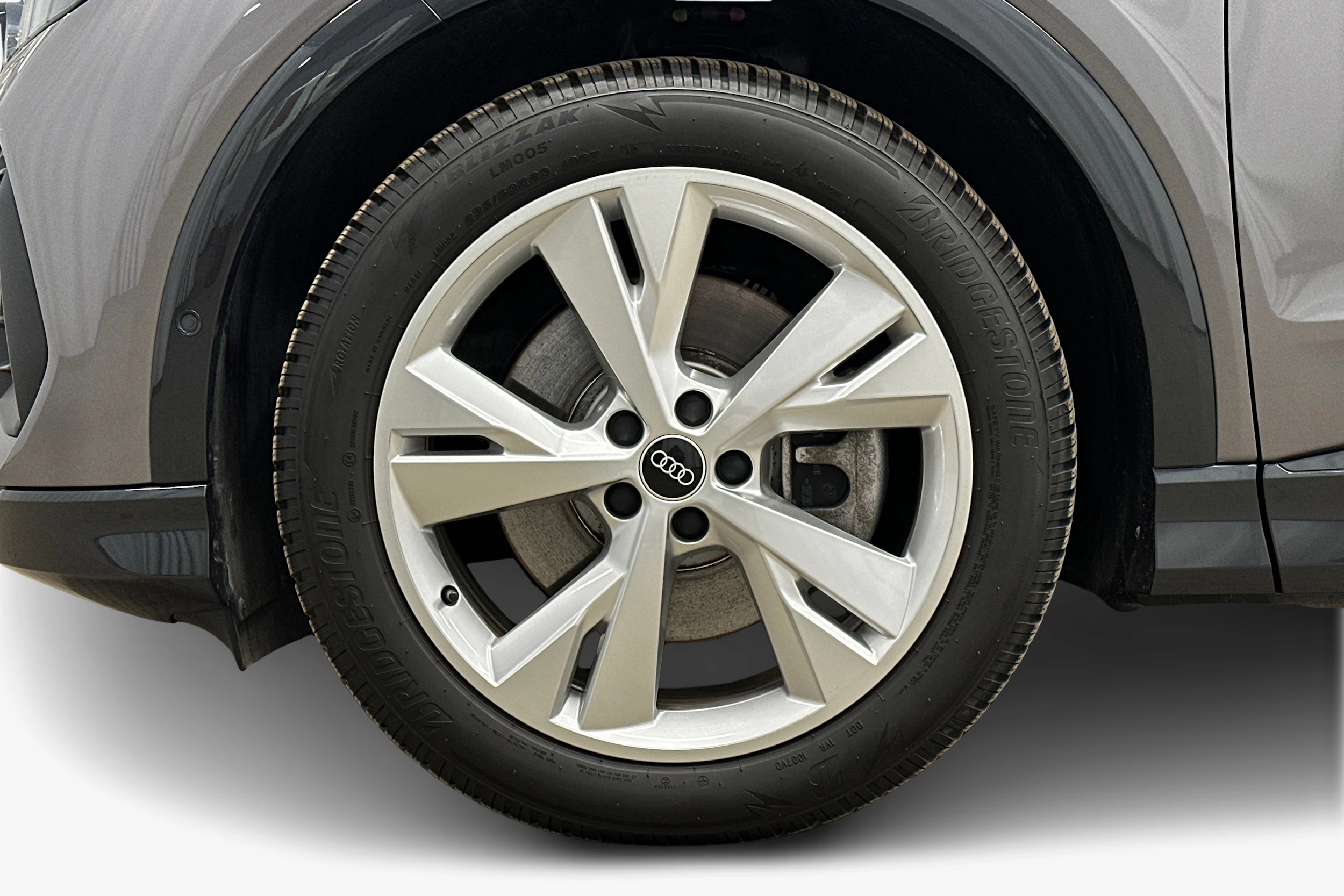 harmaa Audi Q4 e-tron 2026 kuva 9.