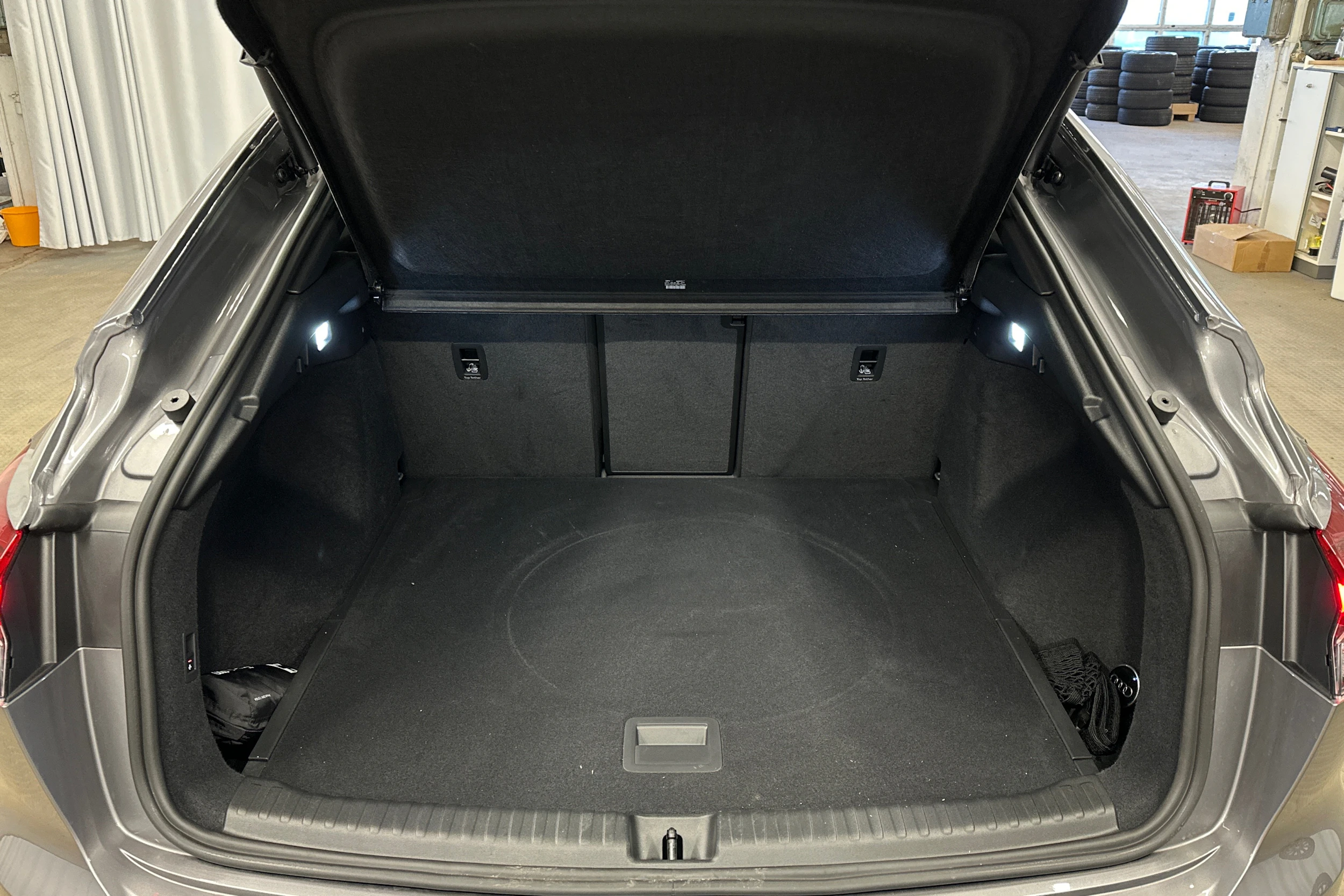 harmaa Audi Q4 e-tron 2026 kuva 11.