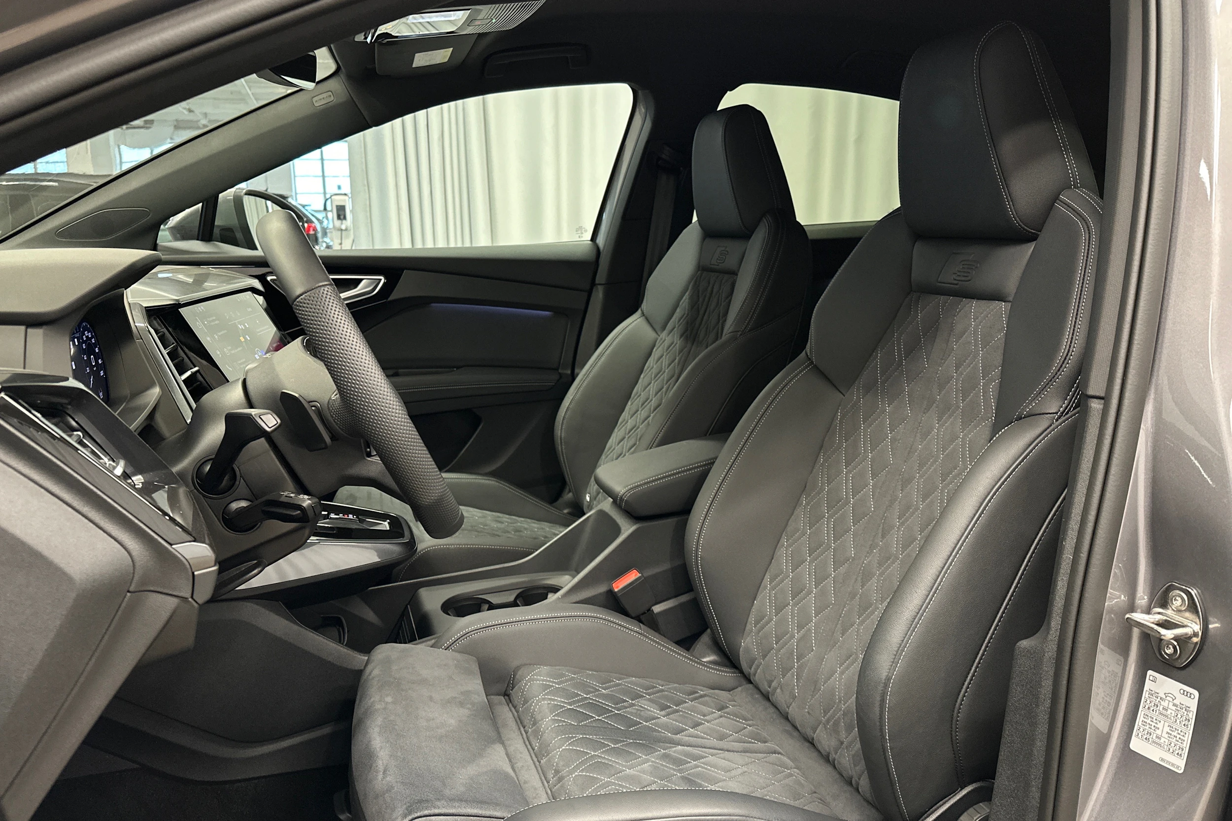 harmaa Audi Q4 e-tron 2026 kuva 15.