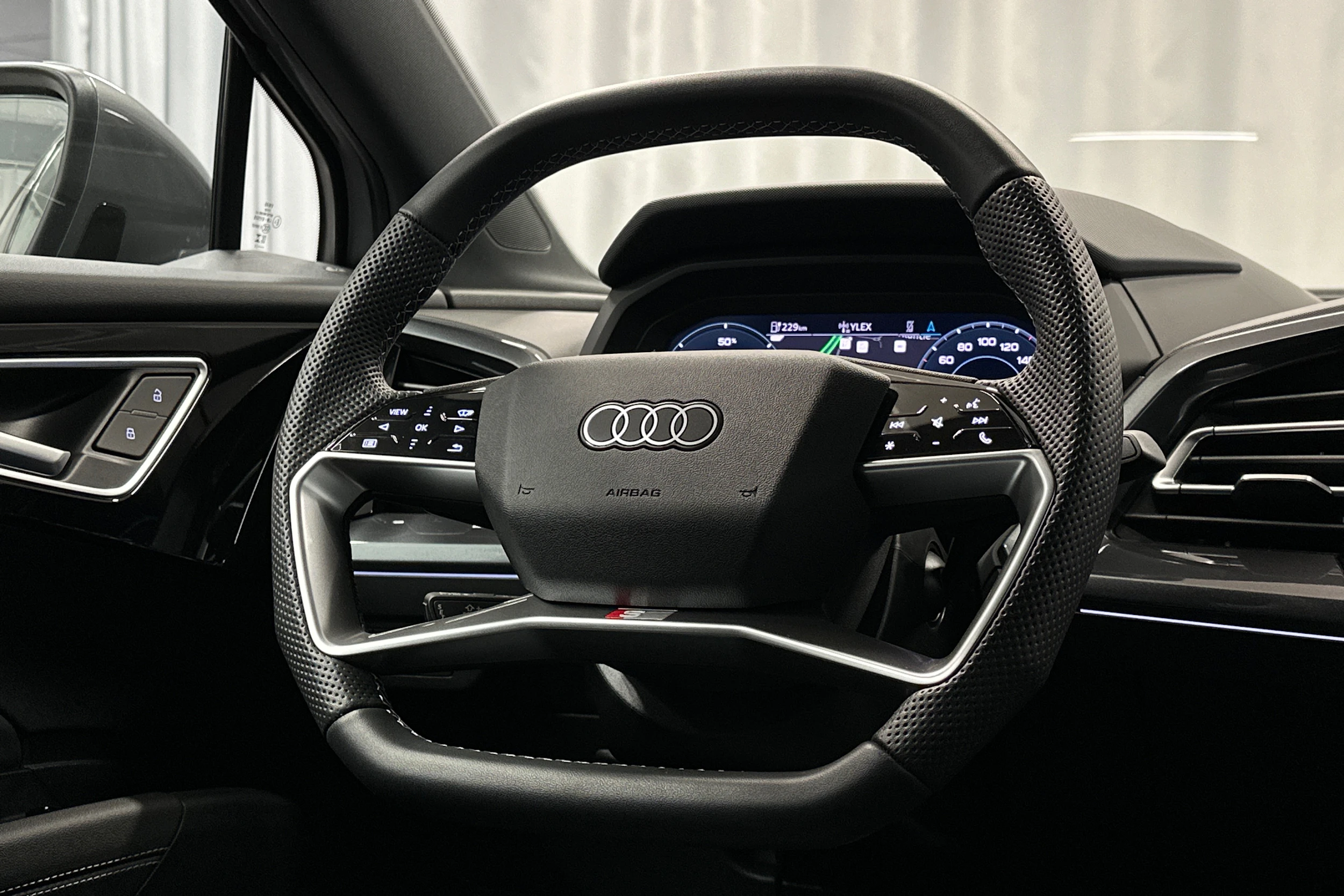 harmaa Audi Q4 e-tron 2026 kuva 16.