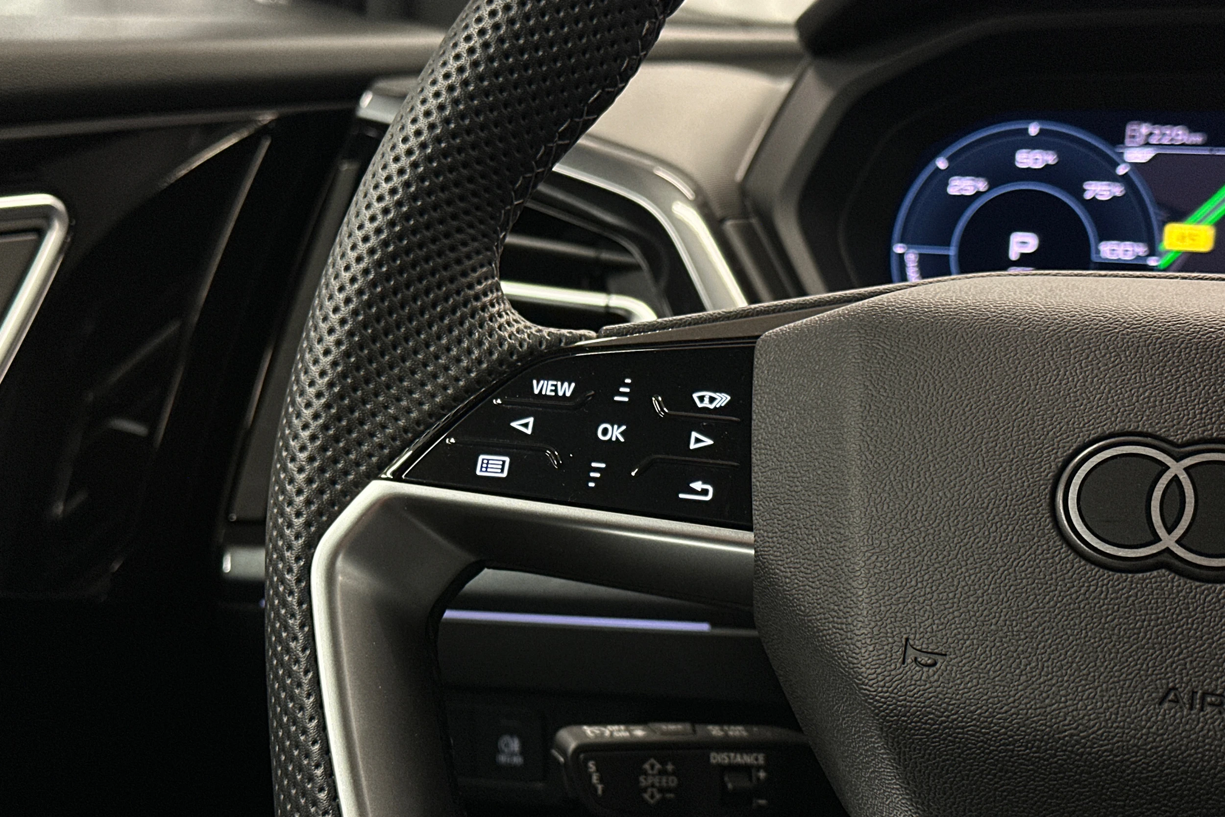 harmaa Audi Q4 e-tron 2026 kuva 17.