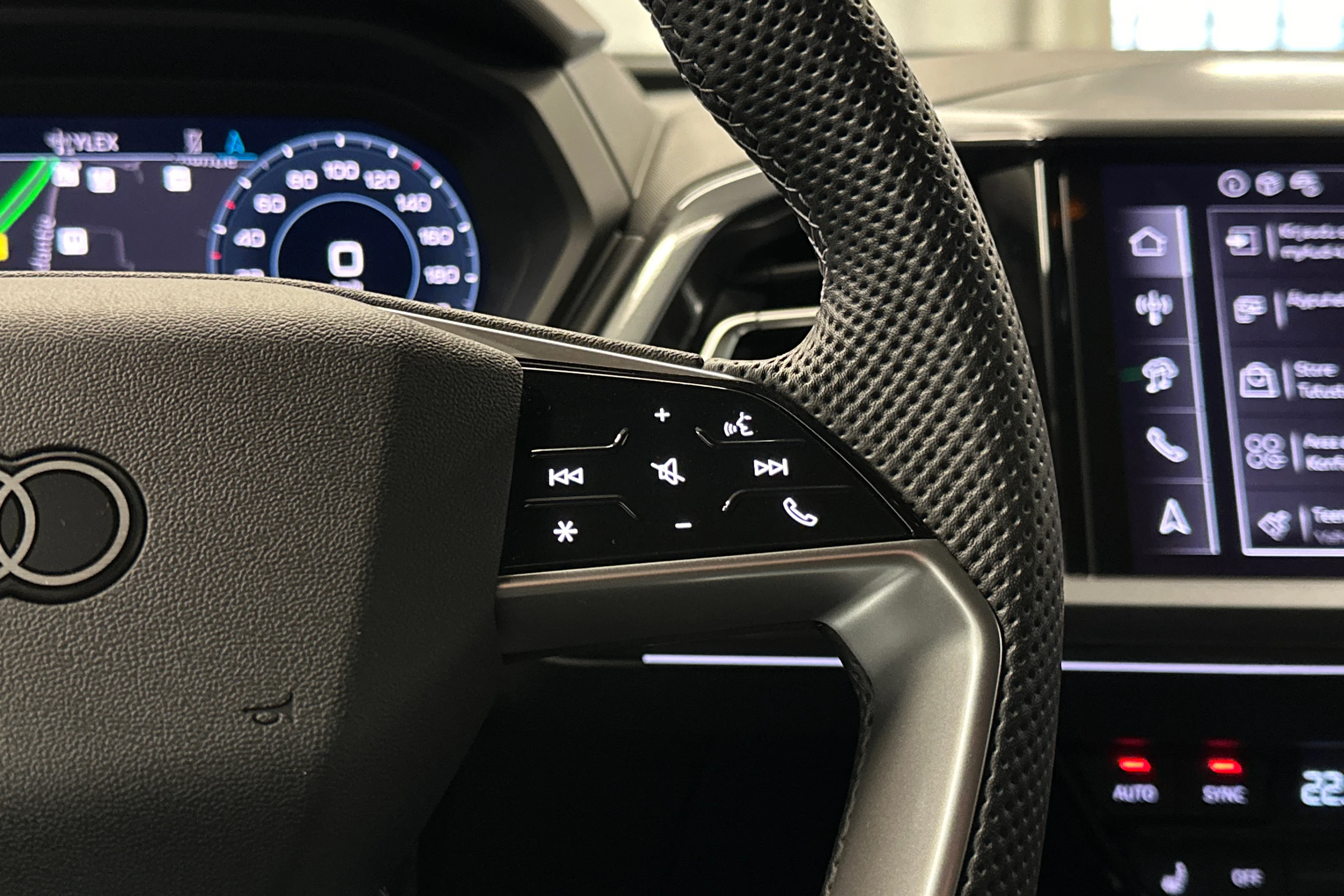 harmaa Audi Q4 e-tron 2026 kuva 18.