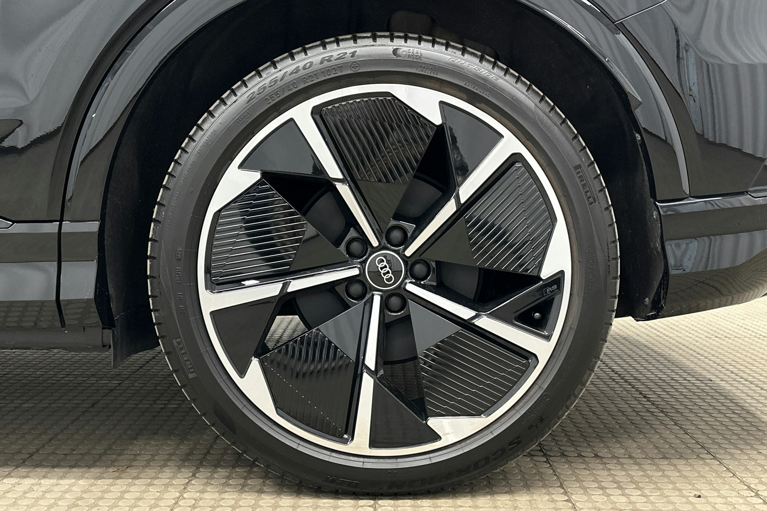 musta Audi Q4 e-tron 2025 kuva 12.
