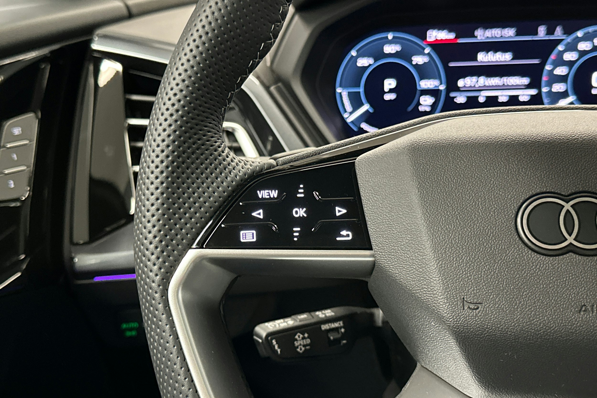 musta Audi Q4 e-tron 2025 kuva 13.