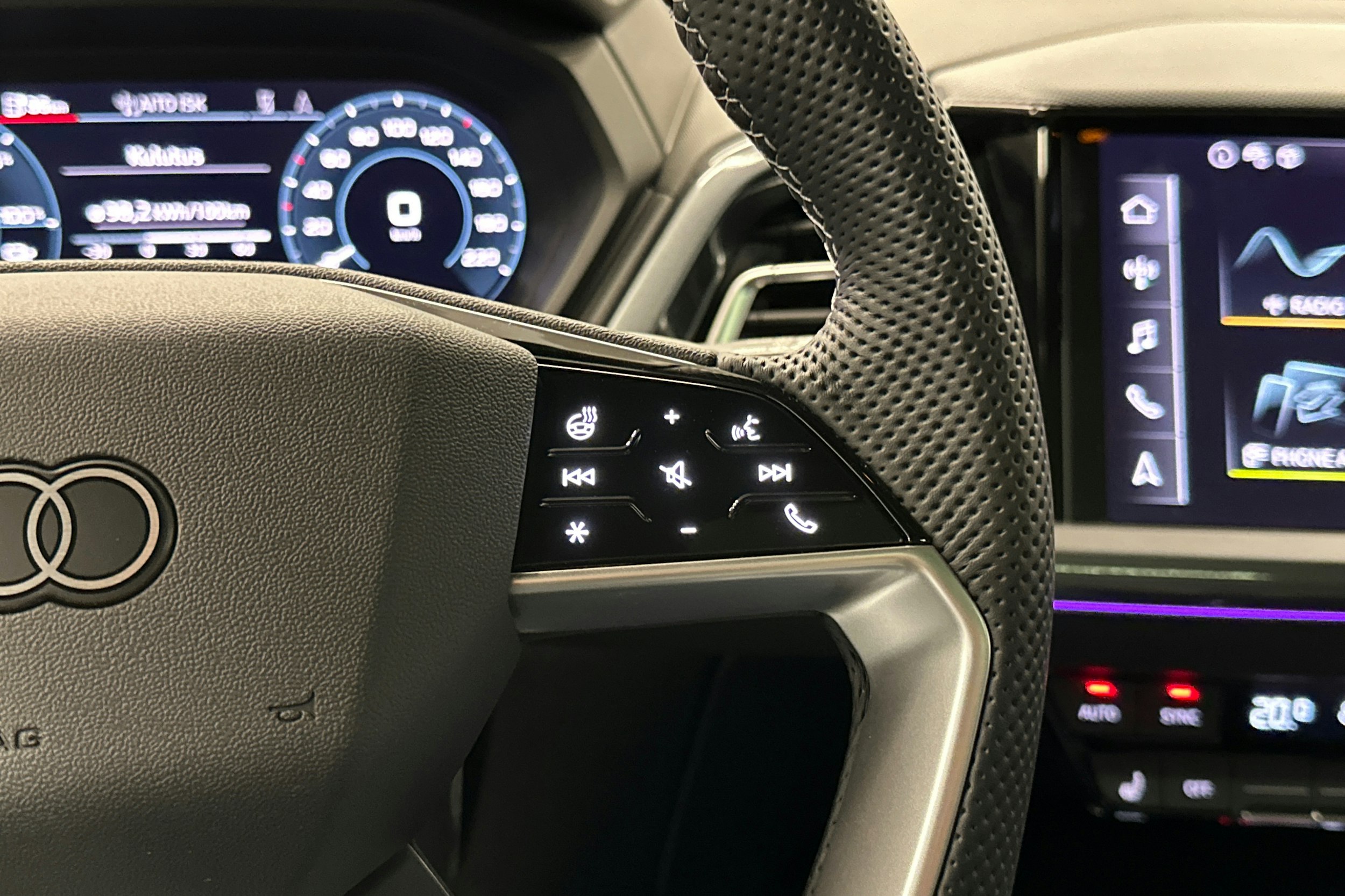 musta Audi Q4 e-tron 2025 kuva 14.