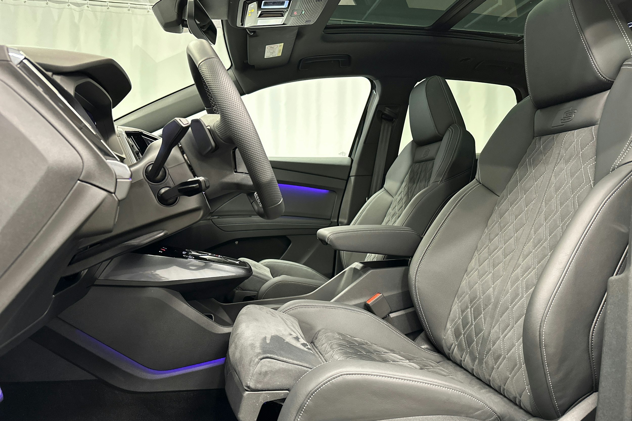 musta Audi Q4 e-tron 2025 kuva 27.