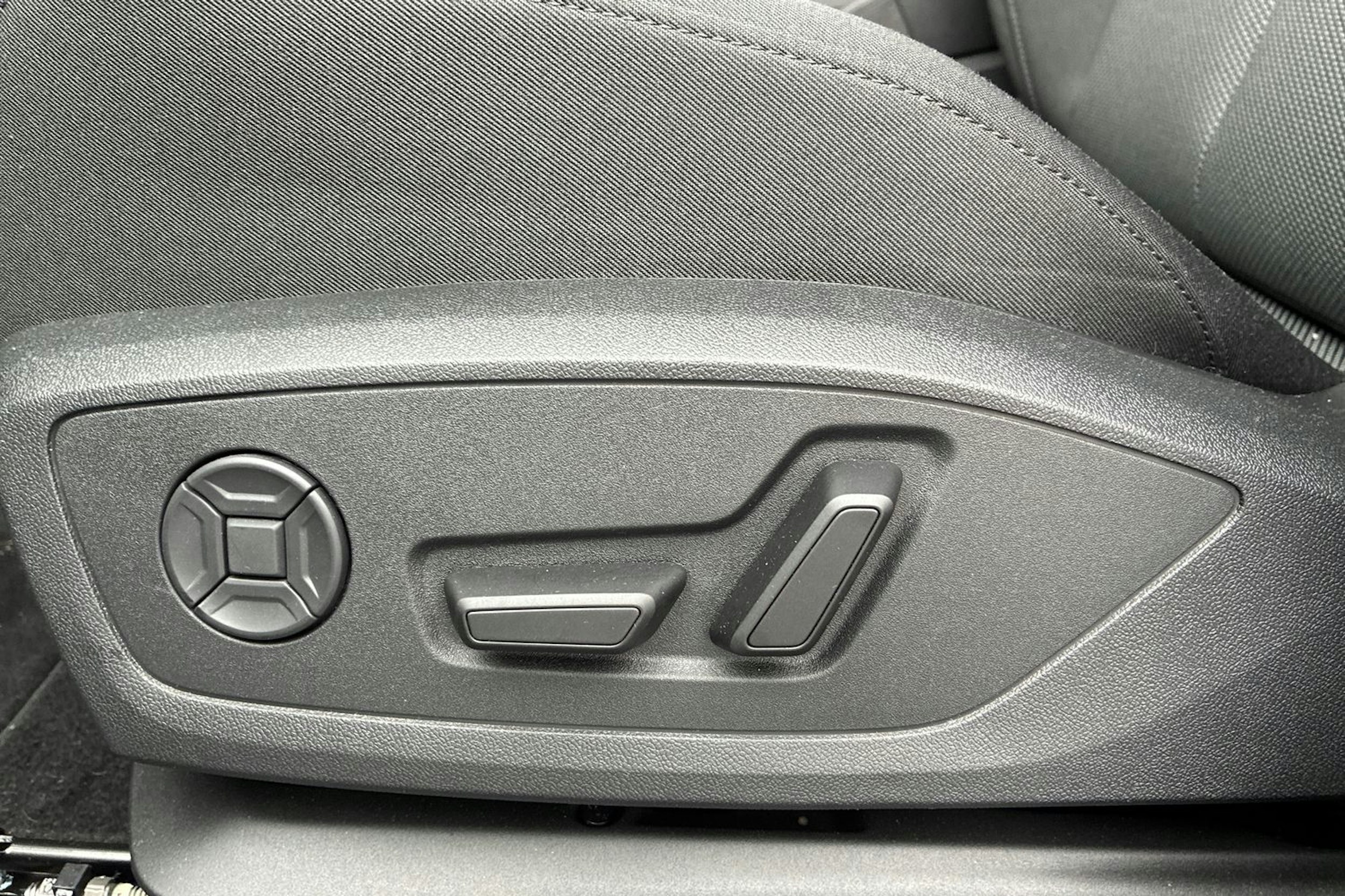 met. sininen Audi Q4 e-tron 2025 kuva 11.