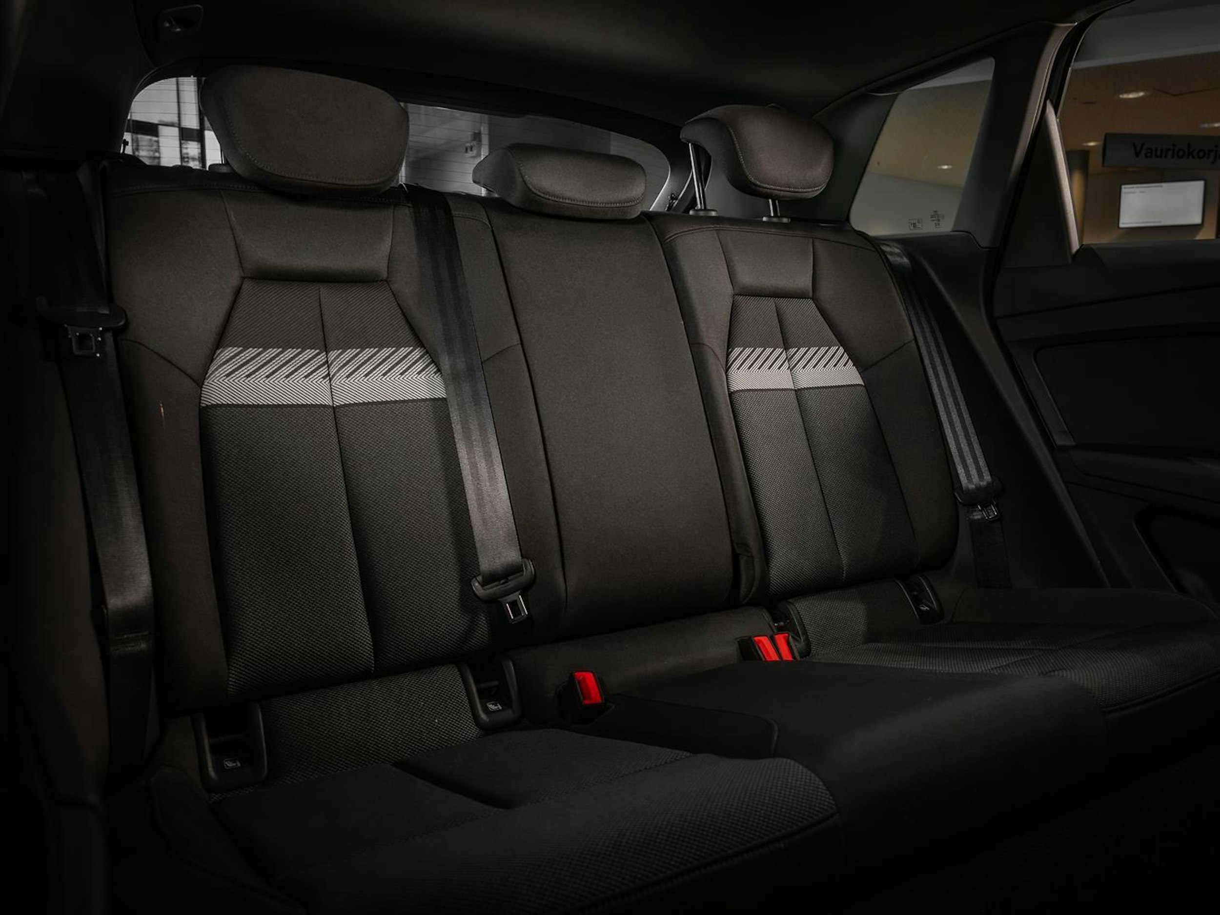 harmaa Audi Q4 e-tron 2025 kuva 23.