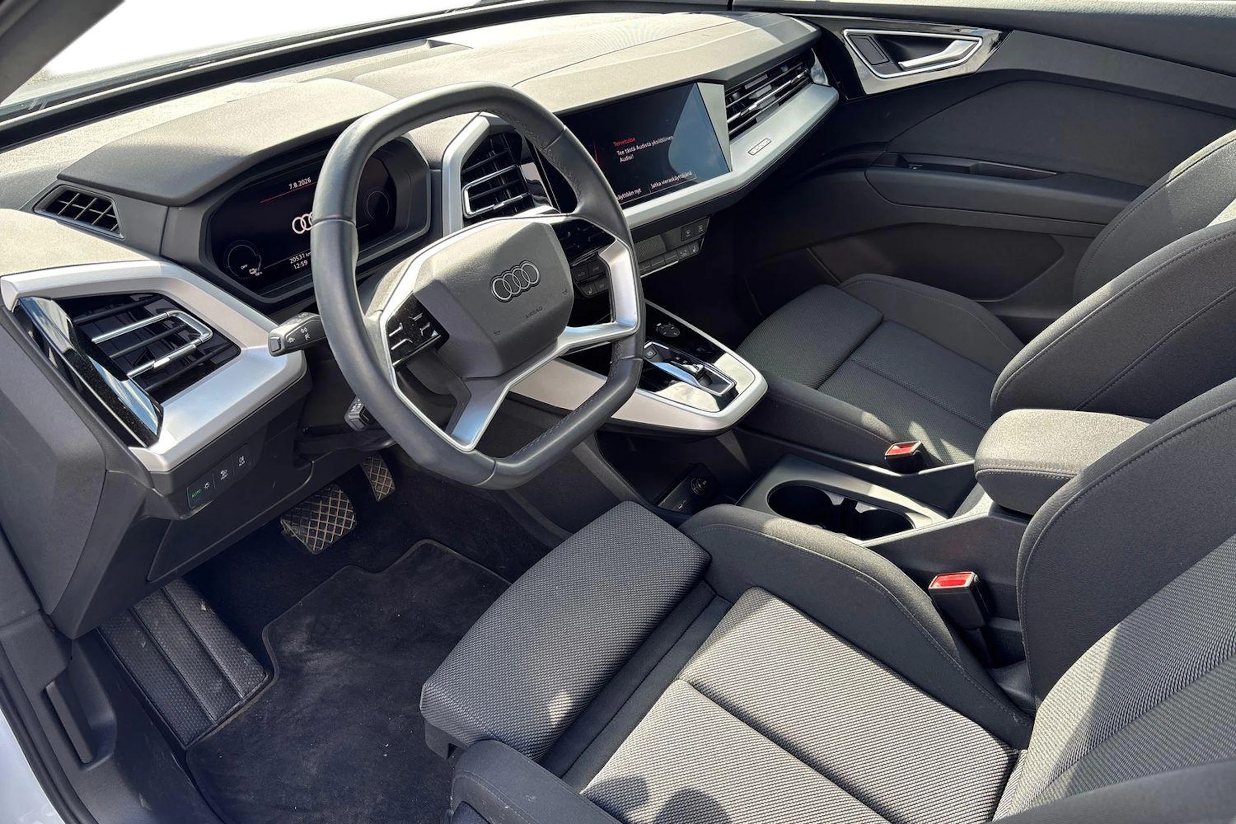 Valkoinen Audi Q4 e-tron 2025 kuva 3.