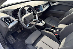 Valkoinen Audi Q4 e-tron 2025 kuva 3.