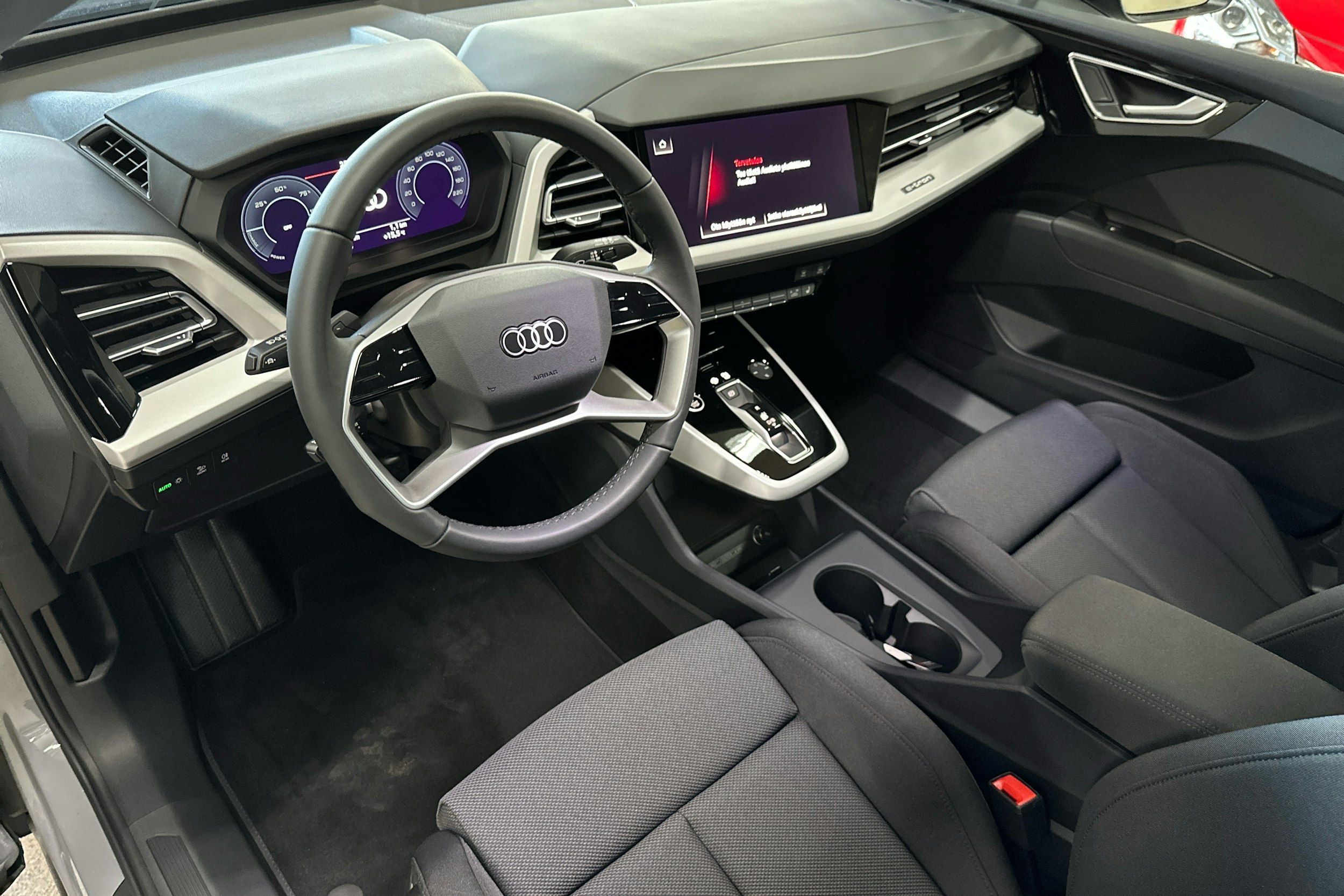 harmaa Audi Q4 e-tron 2025 kuva 6.