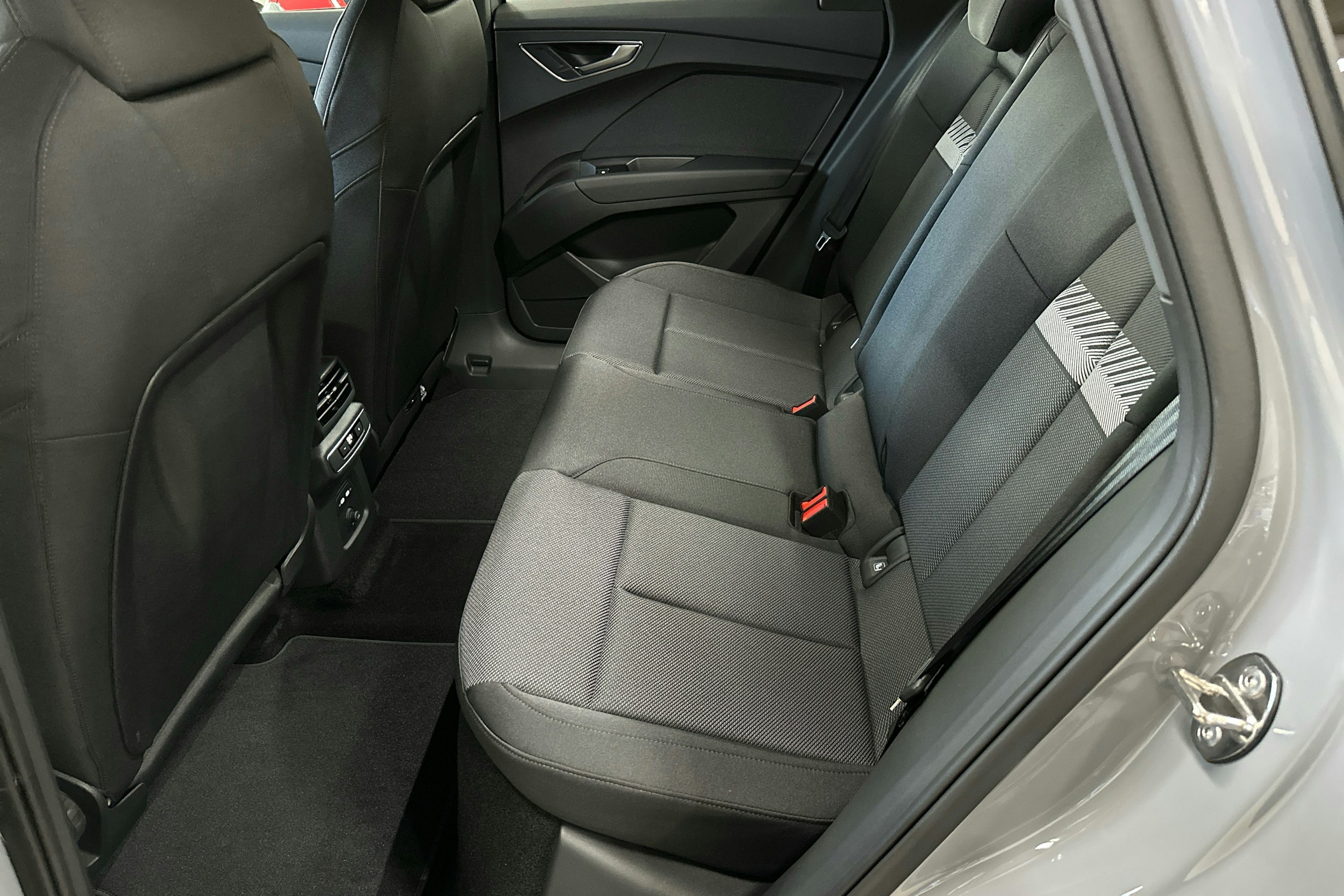 harmaa Audi Q4 e-tron 2025 kuva 8.