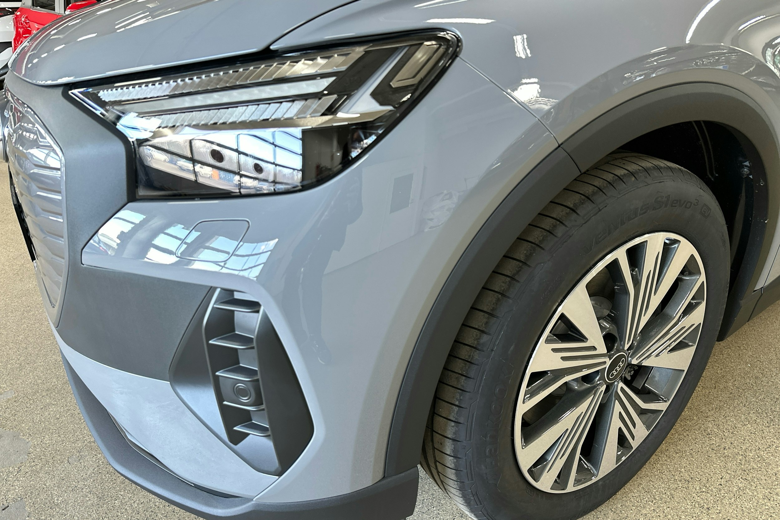 harmaa Audi Q4 e-tron 2025 kuva 10.