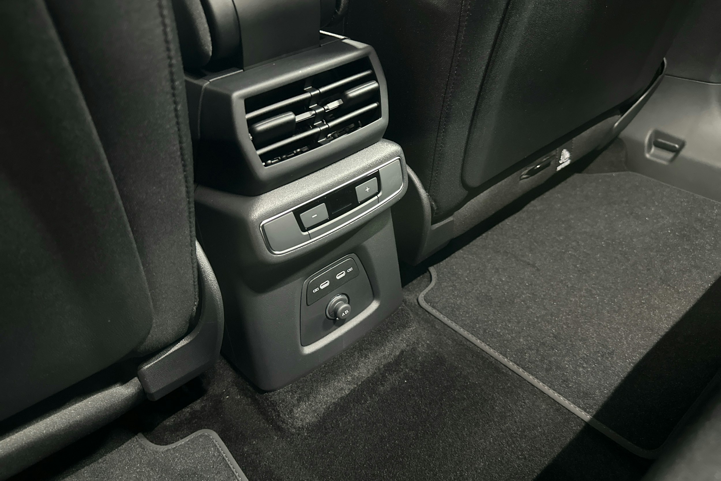 harmaa Audi Q4 e-tron 2025 kuva 19.