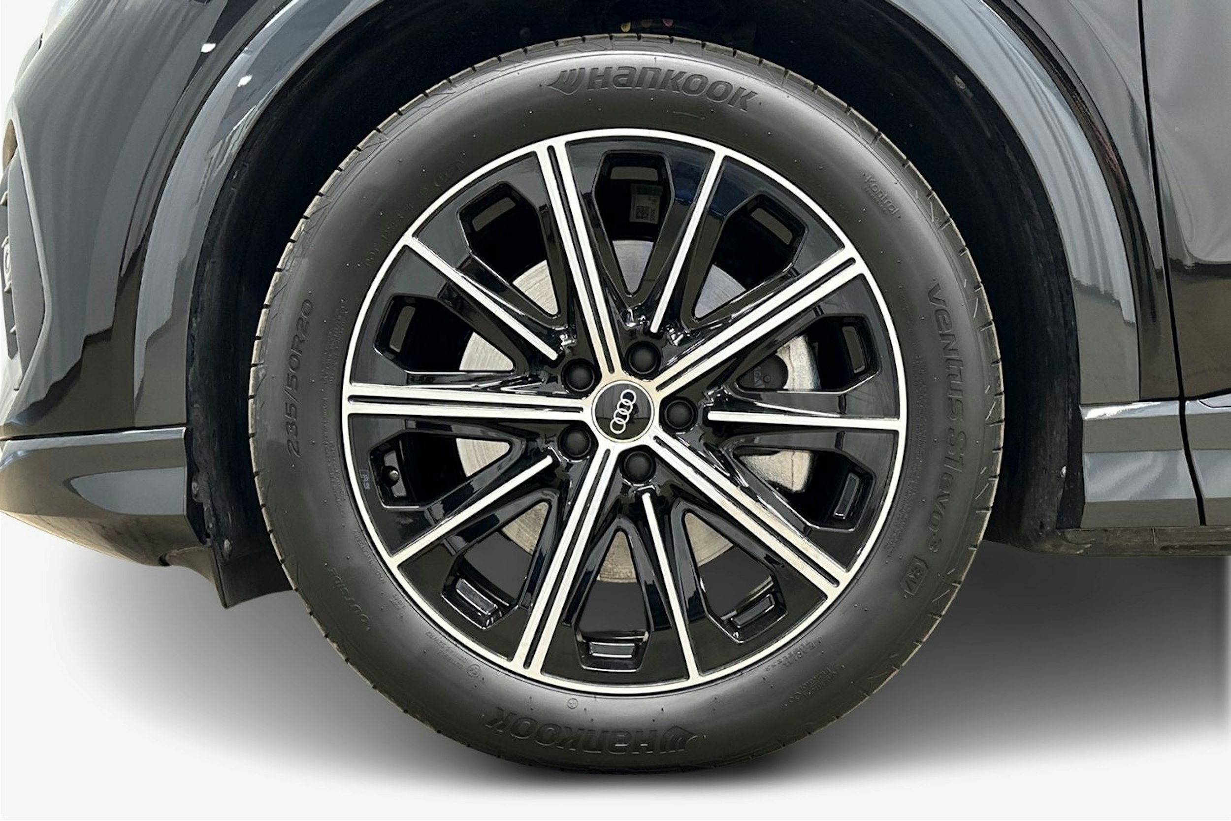 musta Audi Q4 e-tron 2025 kuva 11.