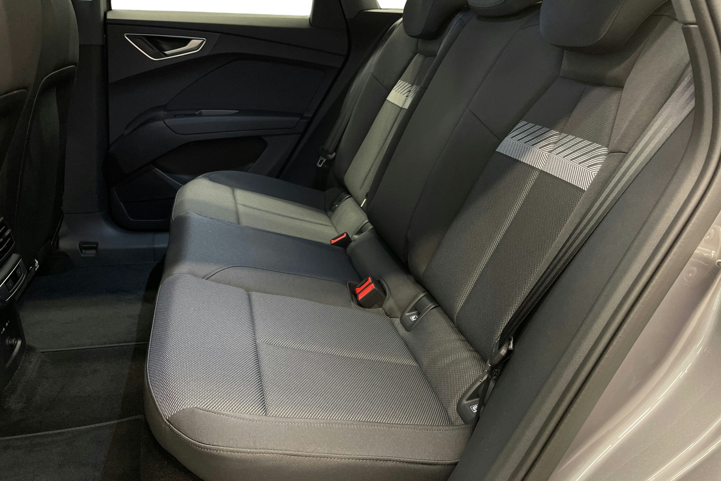 met. harmaa Audi Q4 e-tron 2025 kuva 8.