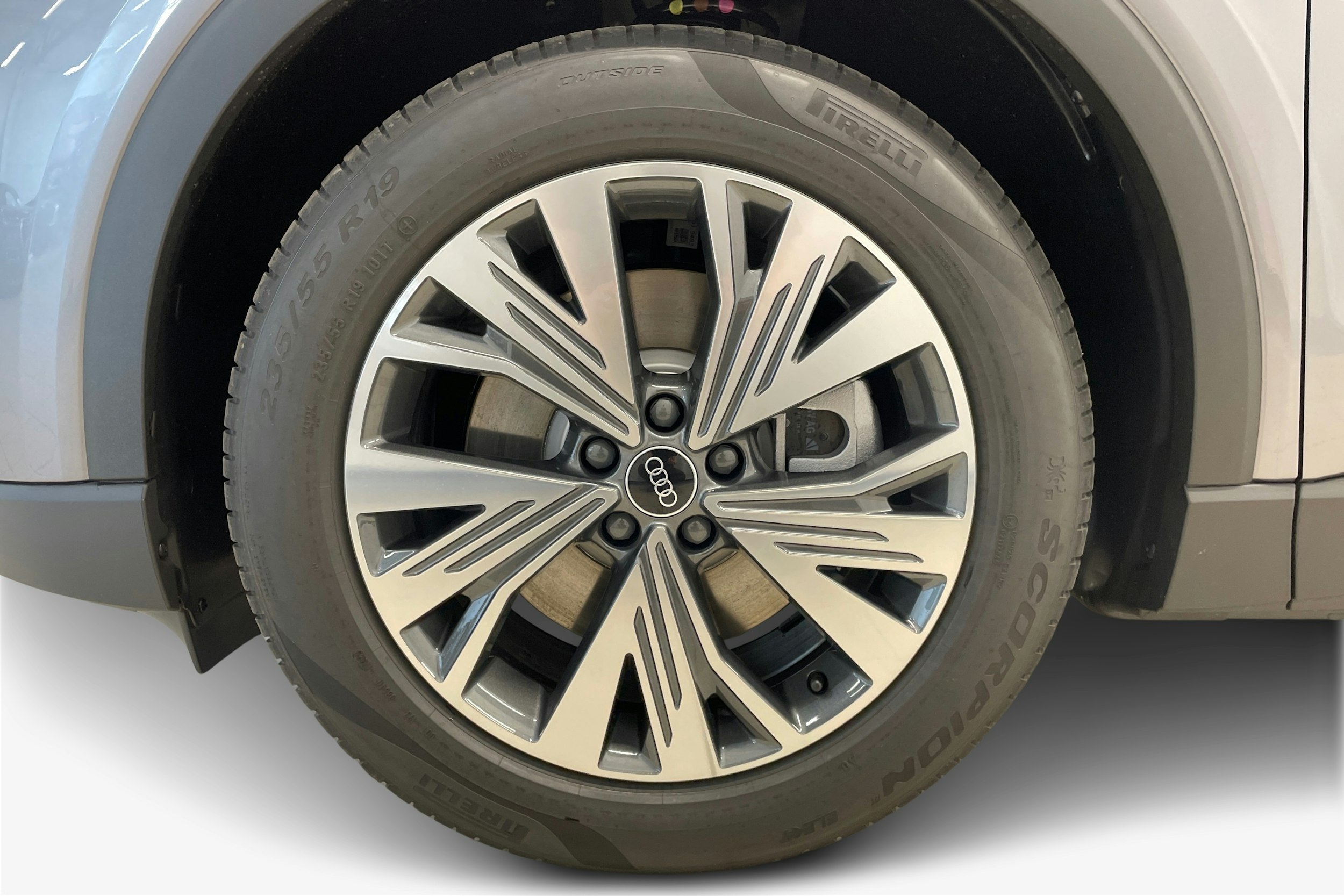 met. harmaa Audi Q4 e-tron 2025 kuva 9.