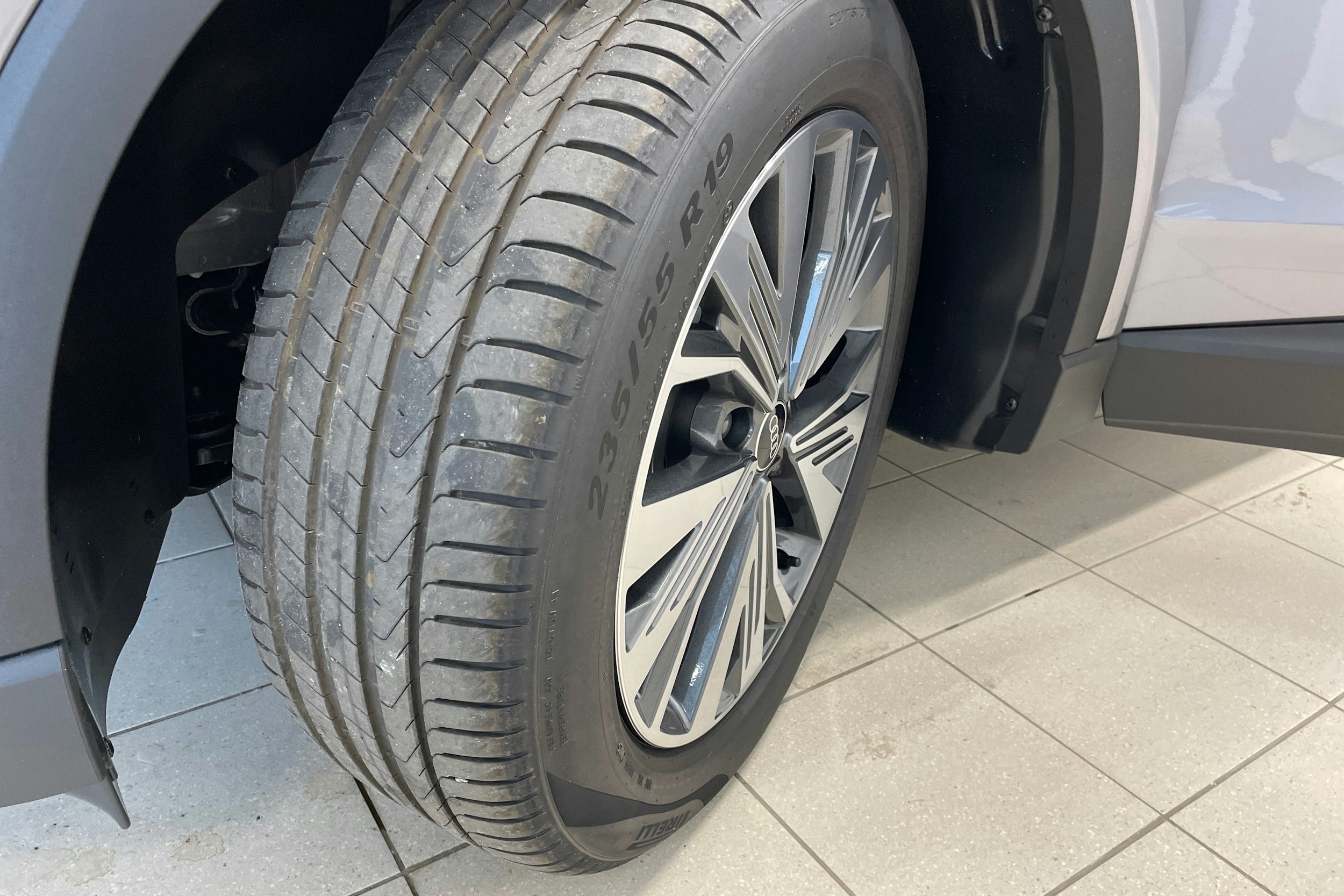 met. harmaa Audi Q4 e-tron 2025 kuva 10.