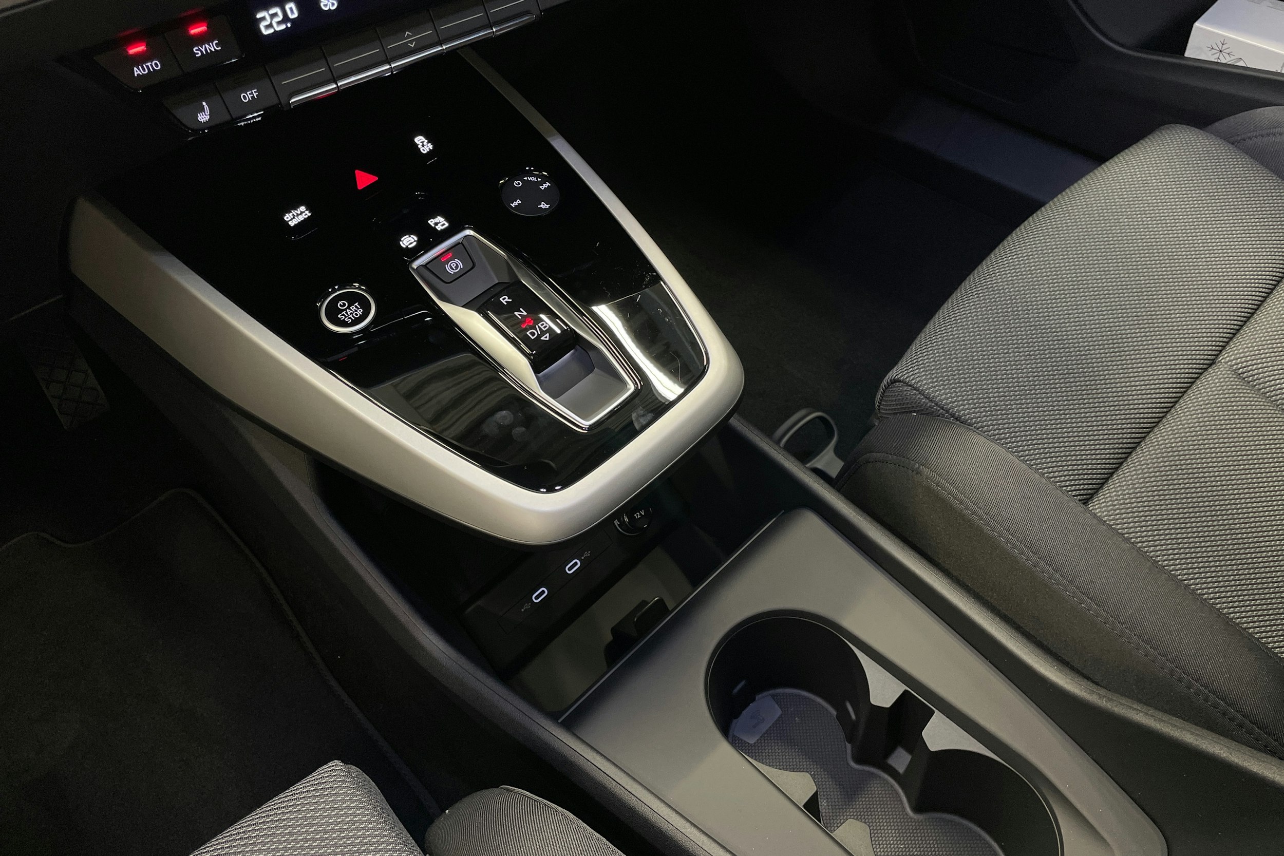 met. harmaa Audi Q4 e-tron 2025 kuva 12.