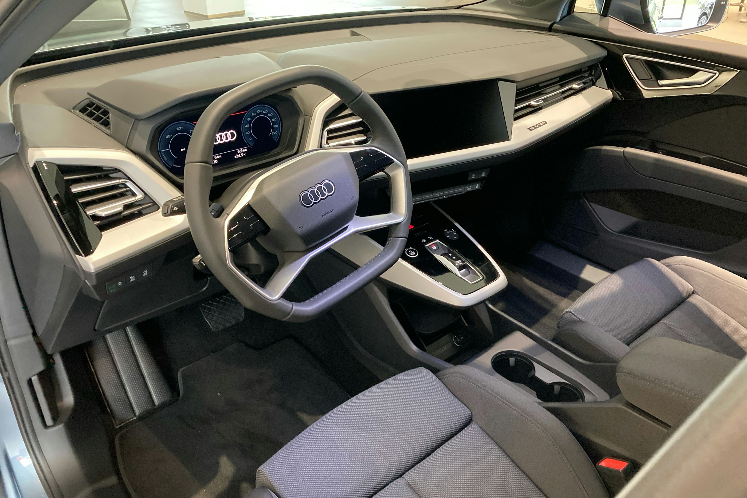 sininen Audi Q4 e-tron 2025 kuva 6.