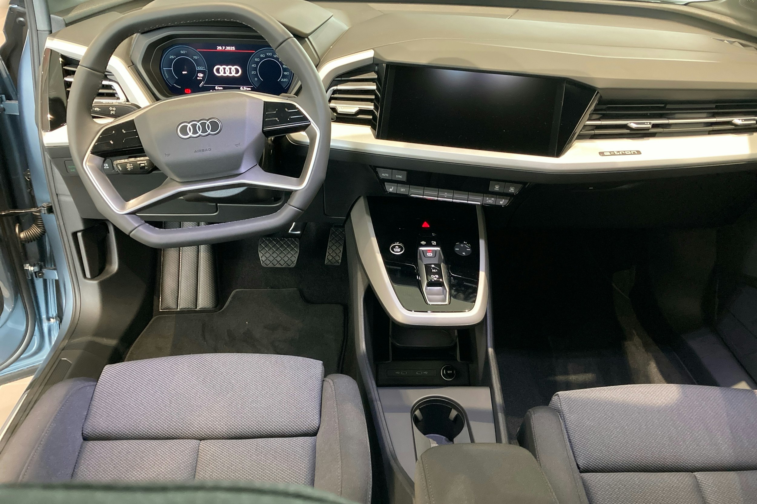 sininen Audi Q4 e-tron 2025 kuva 7.