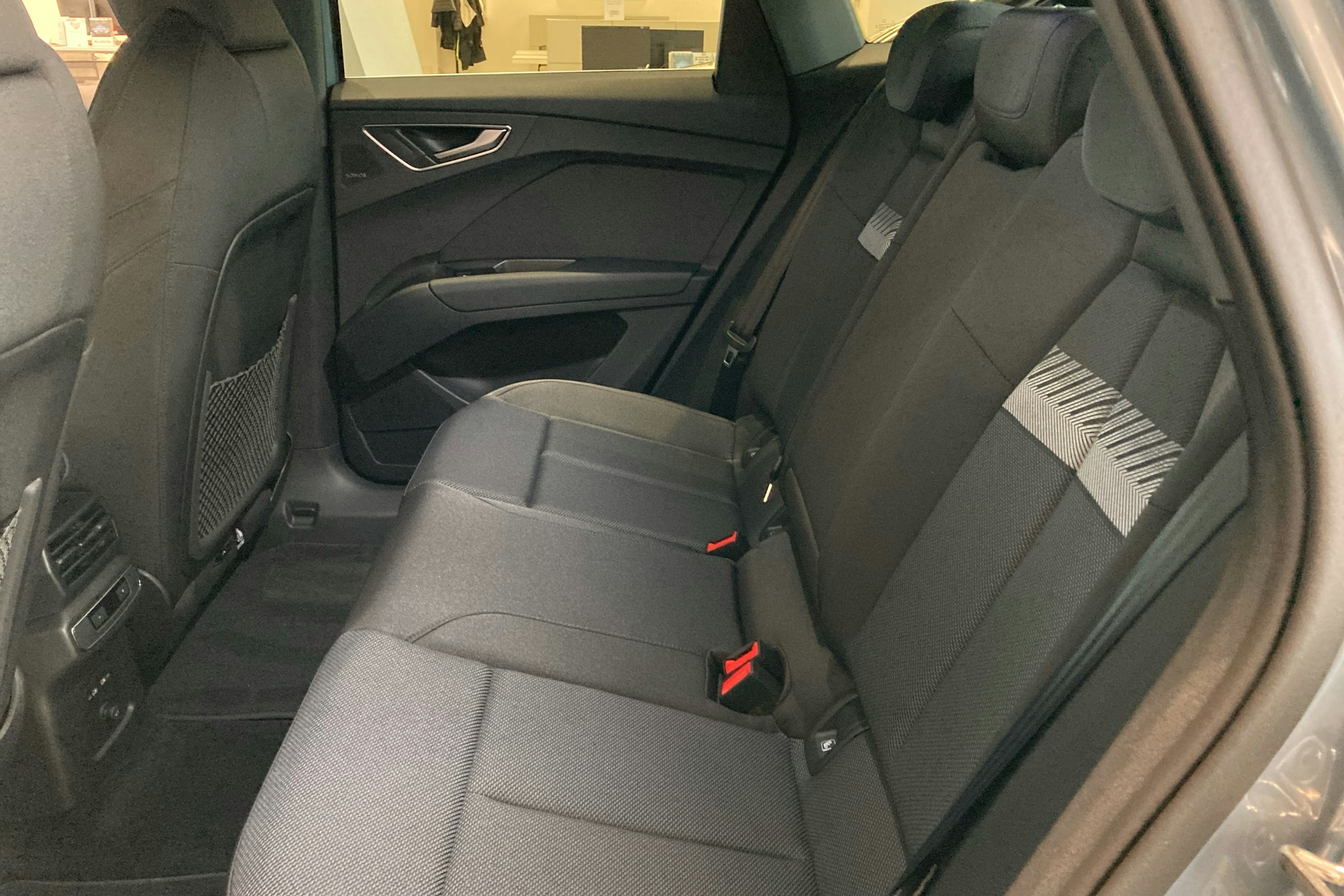 sininen Audi Q4 e-tron 2025 kuva 8.