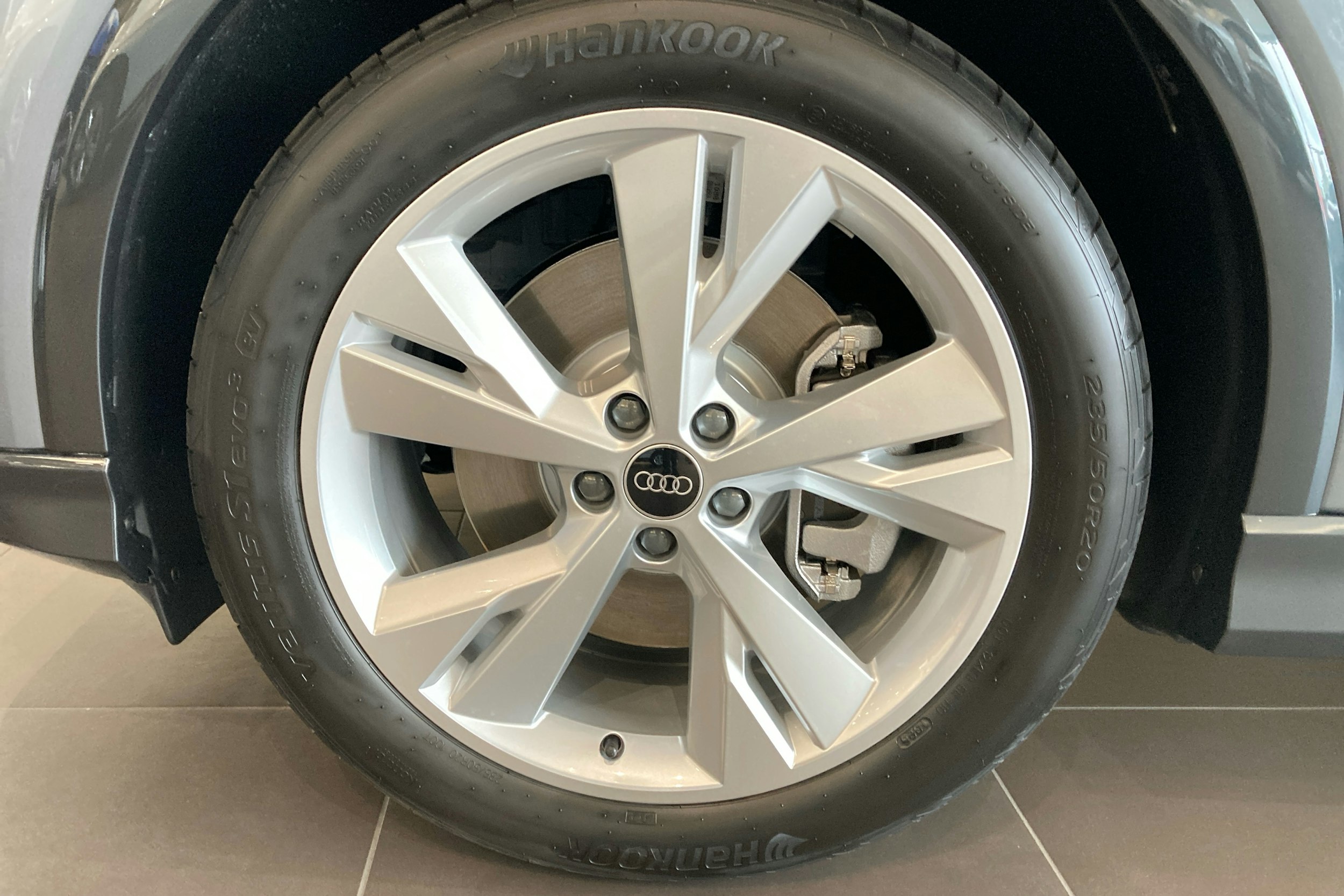 sininen Audi Q4 e-tron 2025 kuva 9.