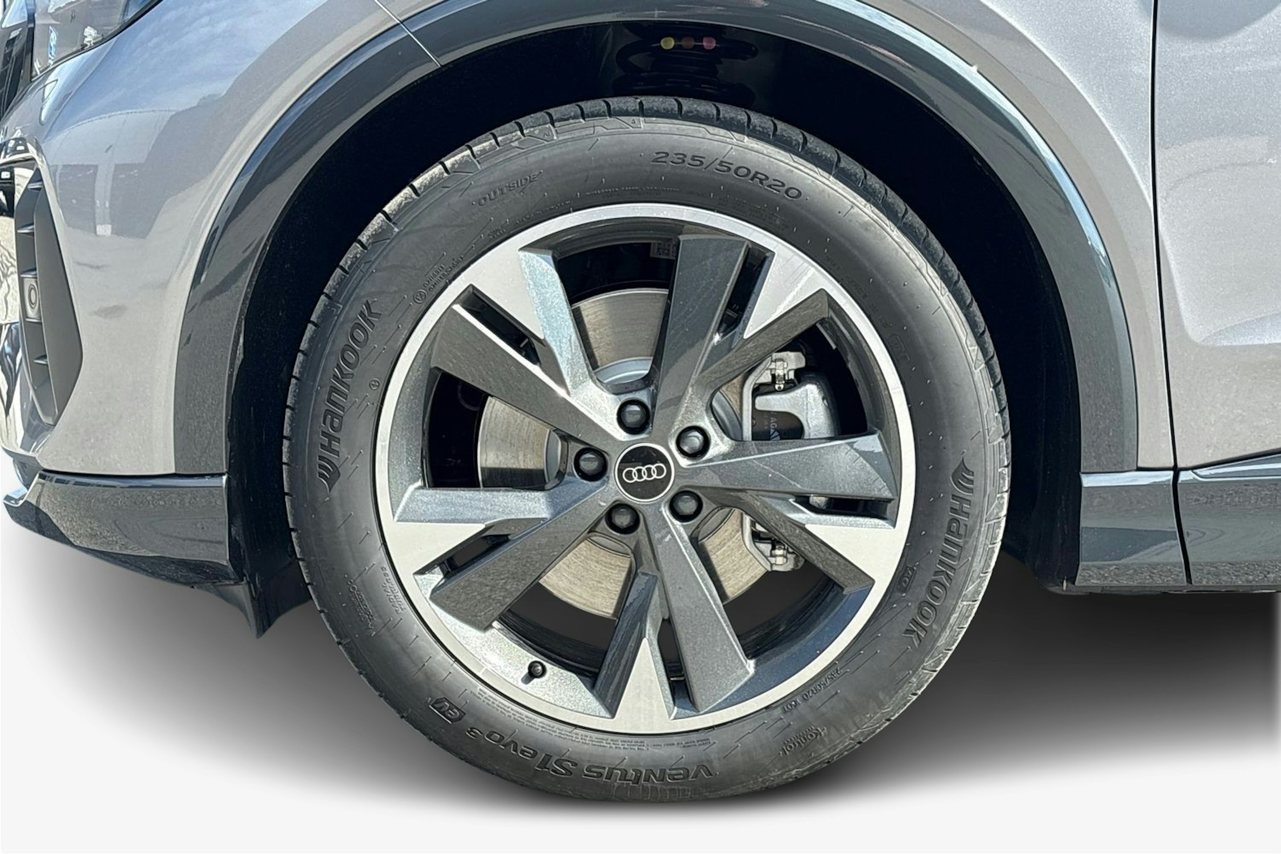 harmaa Audi Q4 e-tron 2025 kuva 9.