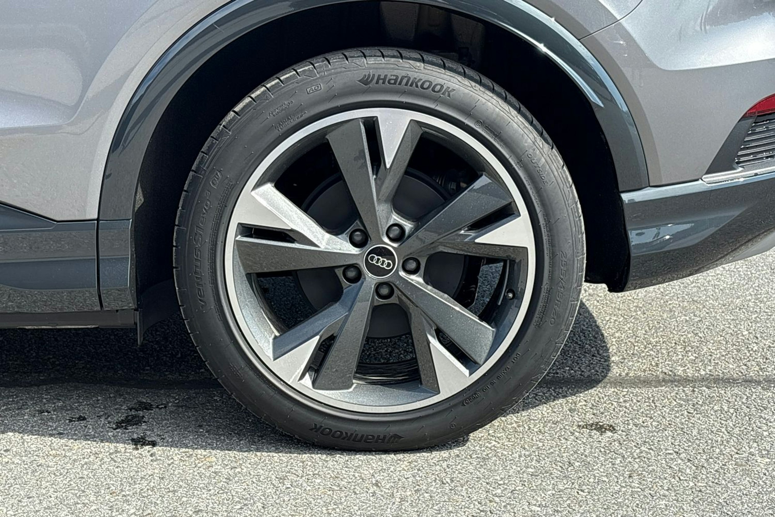 harmaa Audi Q4 e-tron 2025 kuva 10.