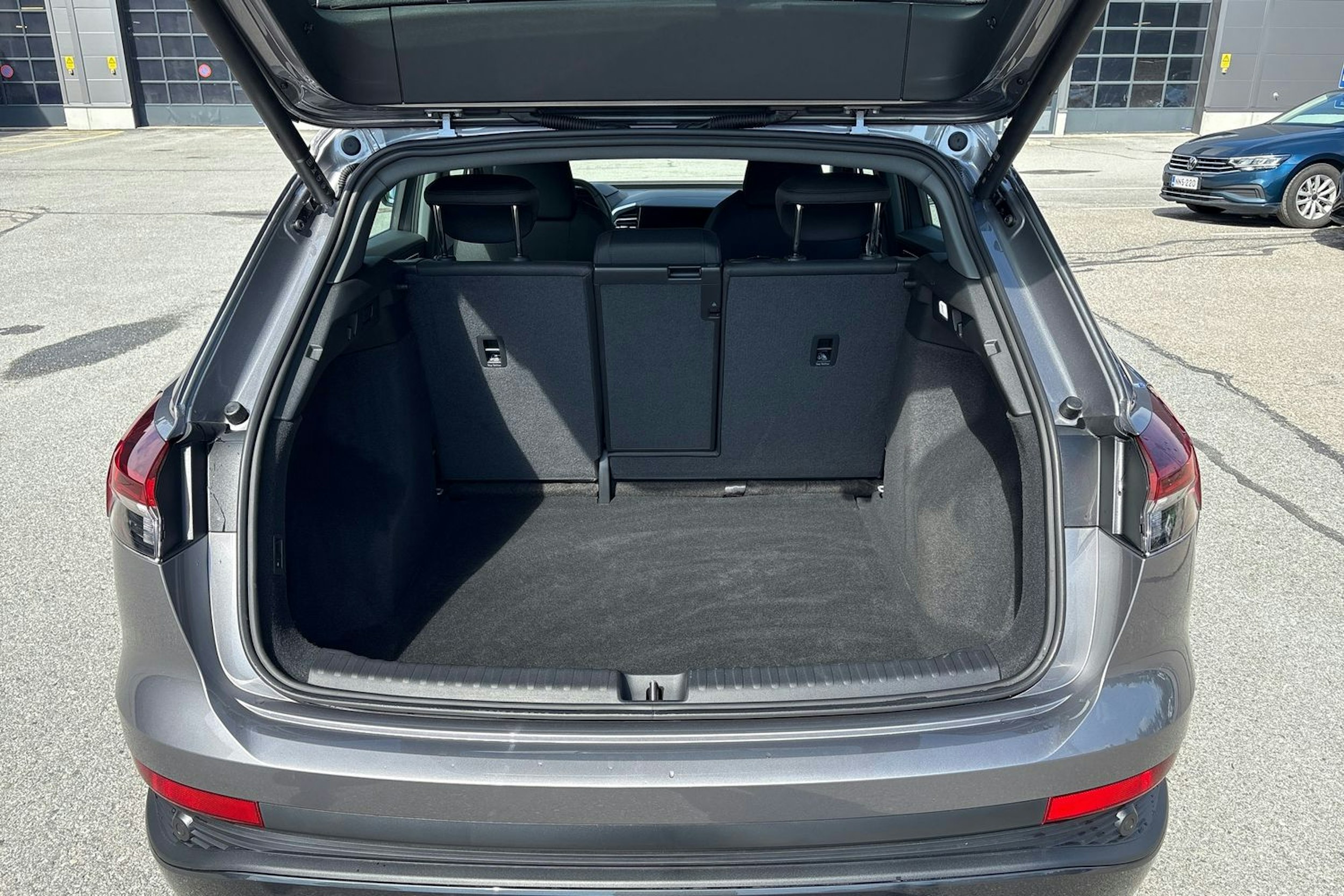 harmaa Audi Q4 e-tron 2025 kuva 11.