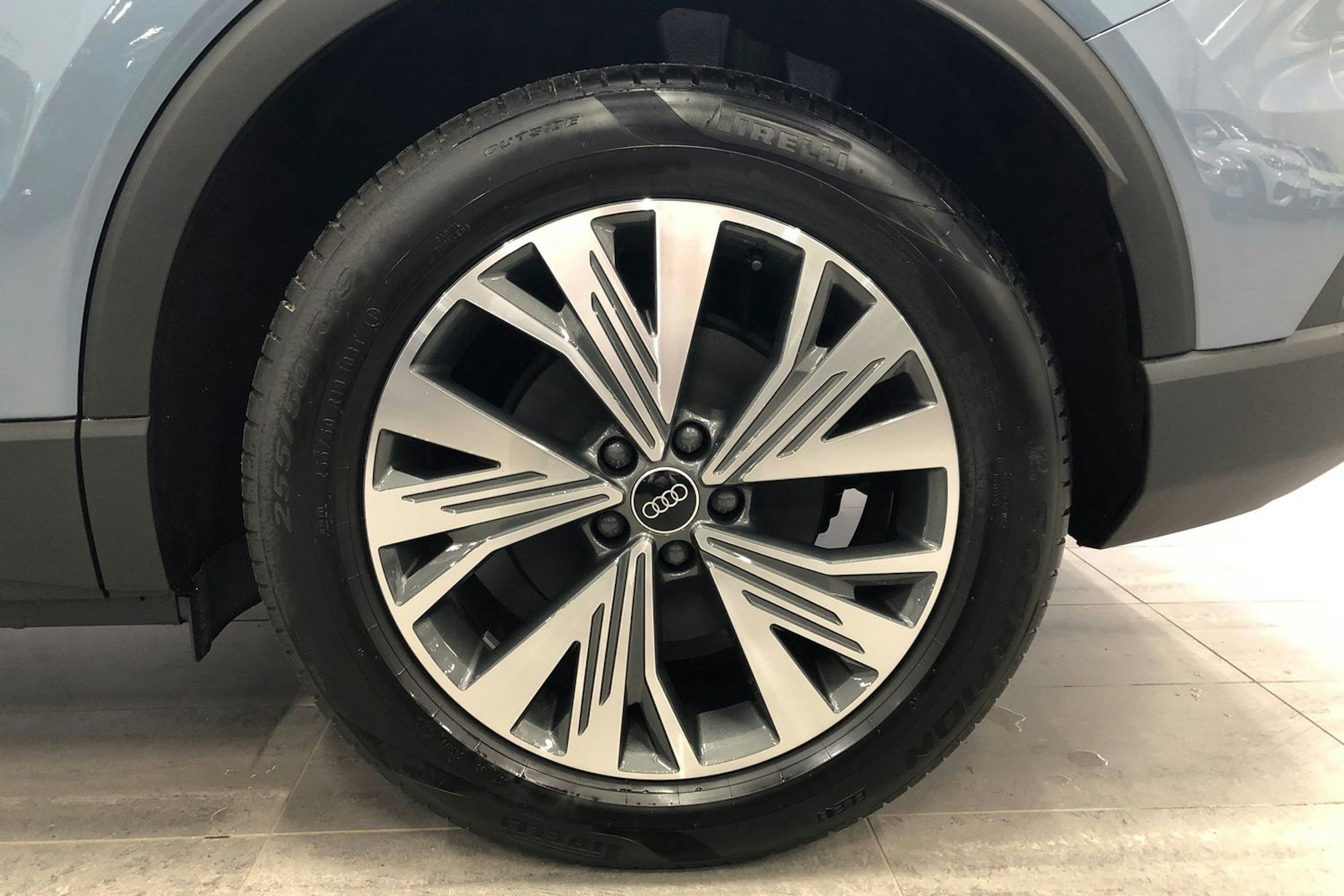 met. sininen Audi Q4 e-tron 2025 kuva 10.