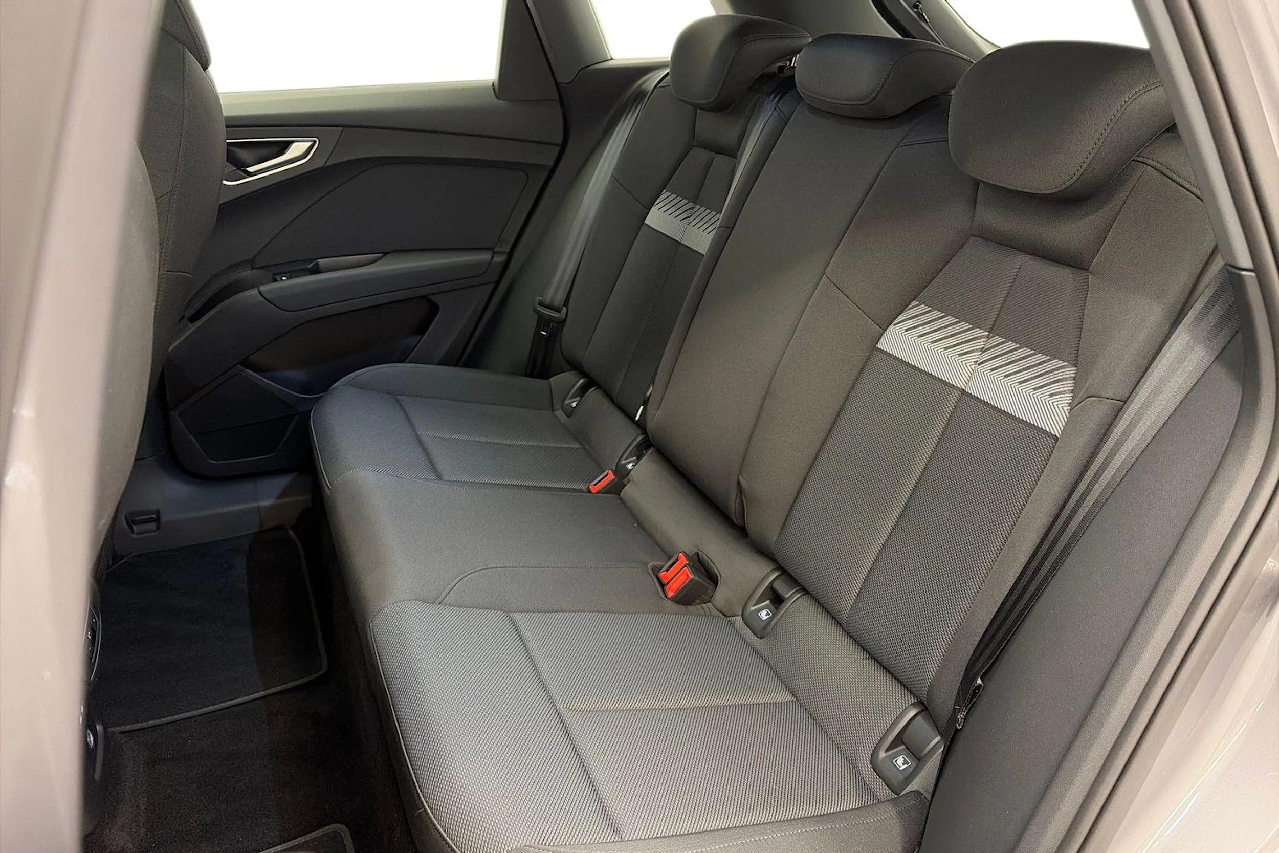 harmaa Audi Q4 e-tron 2025 kuva 8.