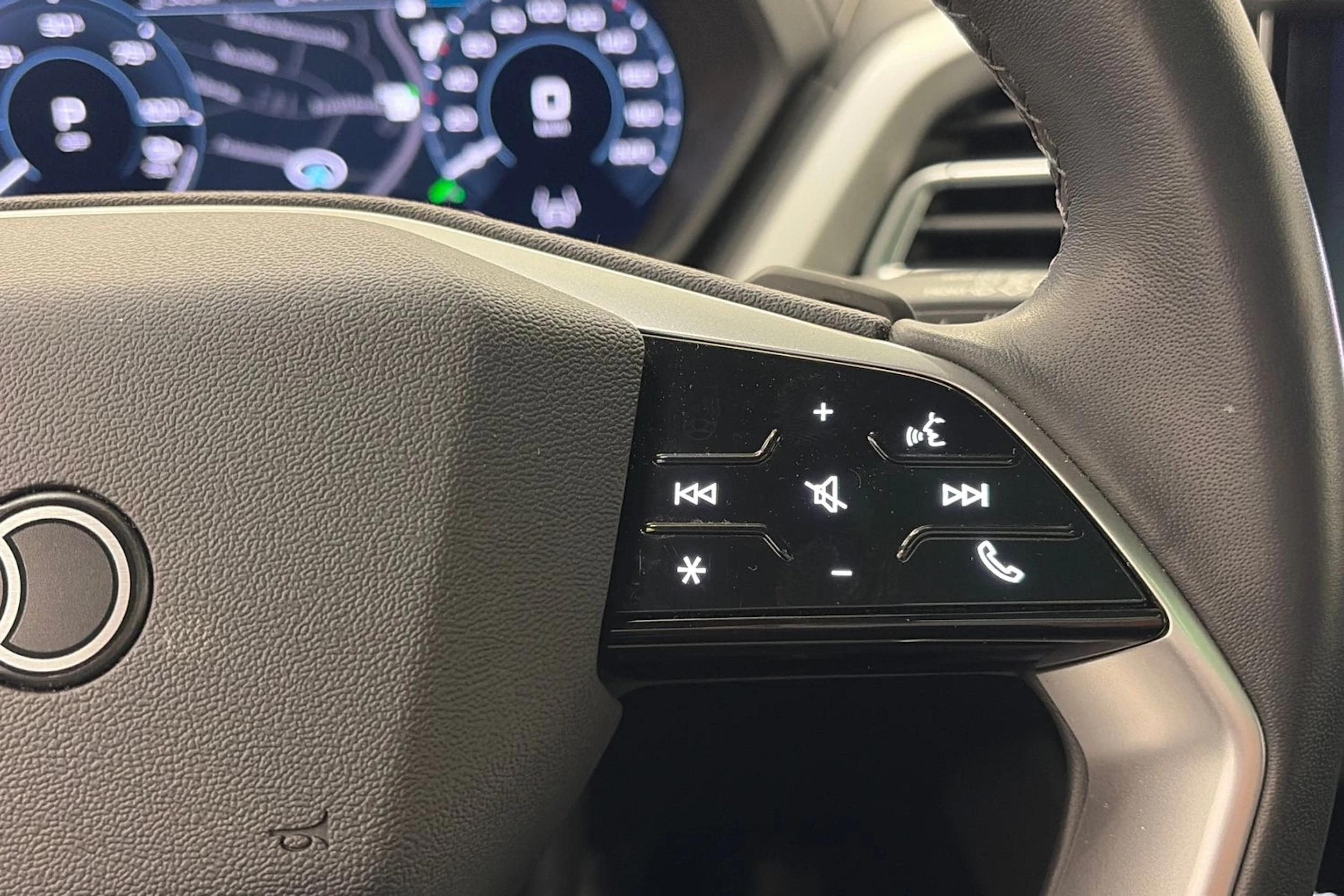 harmaa Audi Q4 e-tron 2025 kuva 16.