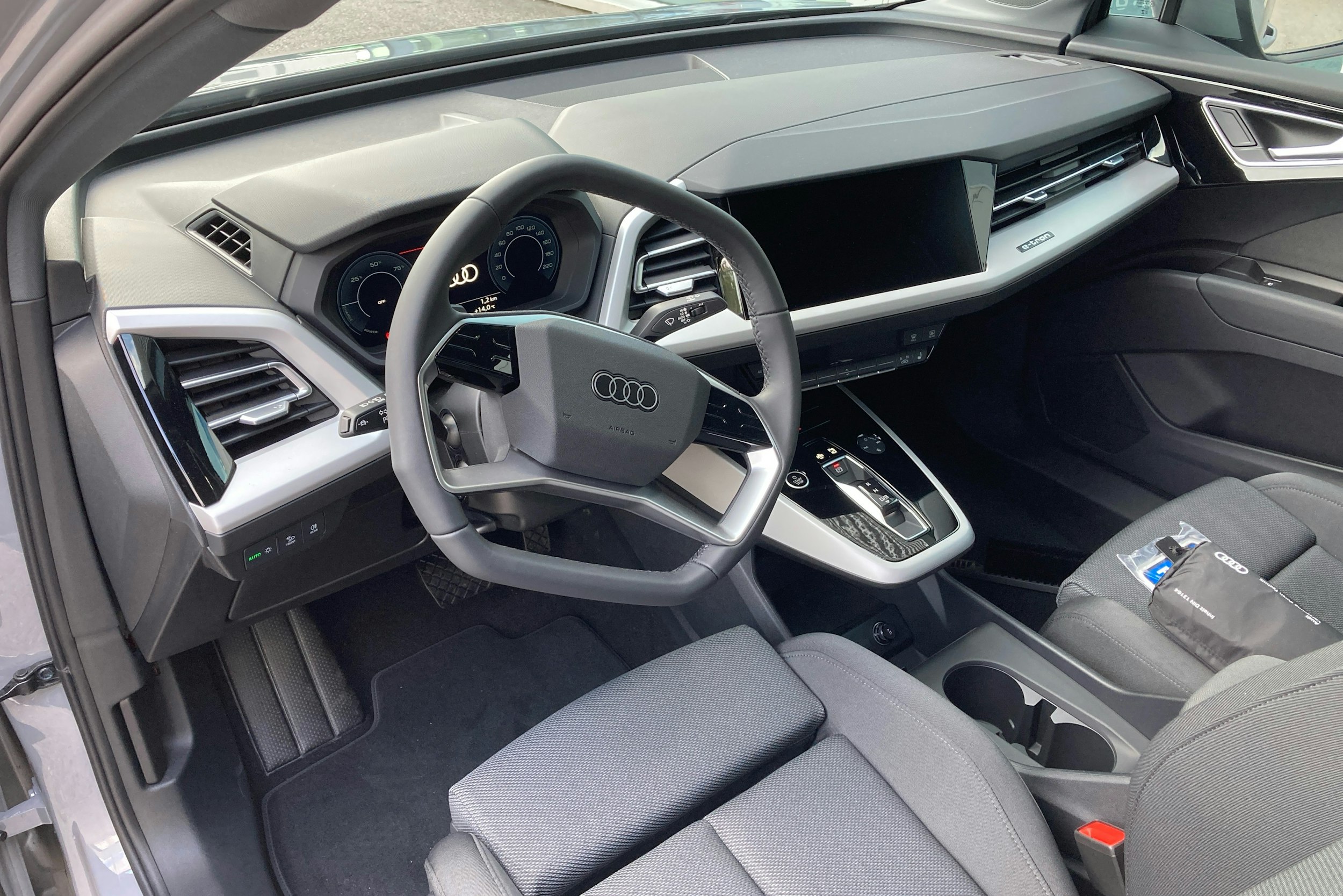 harmaa Audi Q4 e-tron 2025 kuva 6.